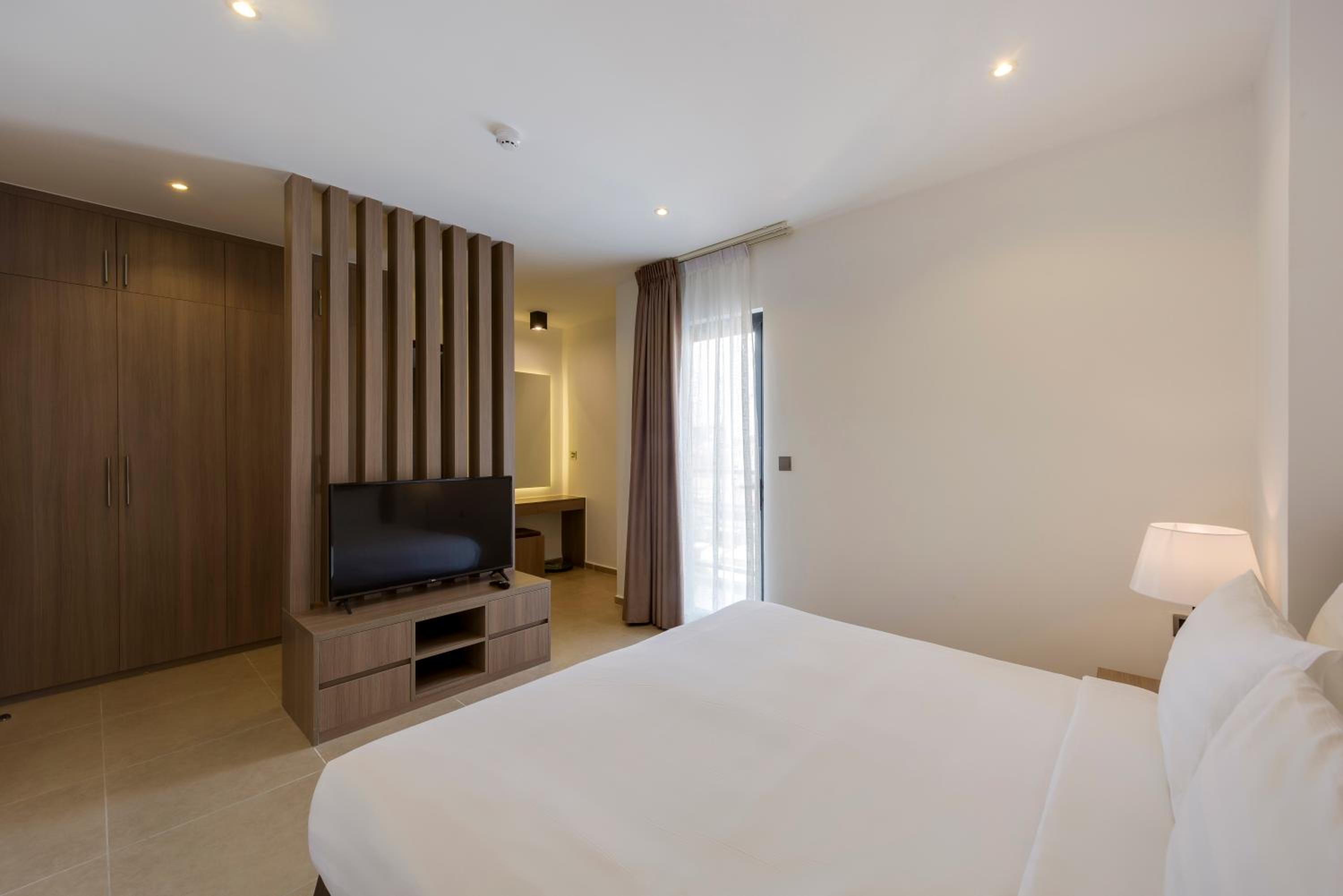 Three-Bedroom Suite - Photo 5