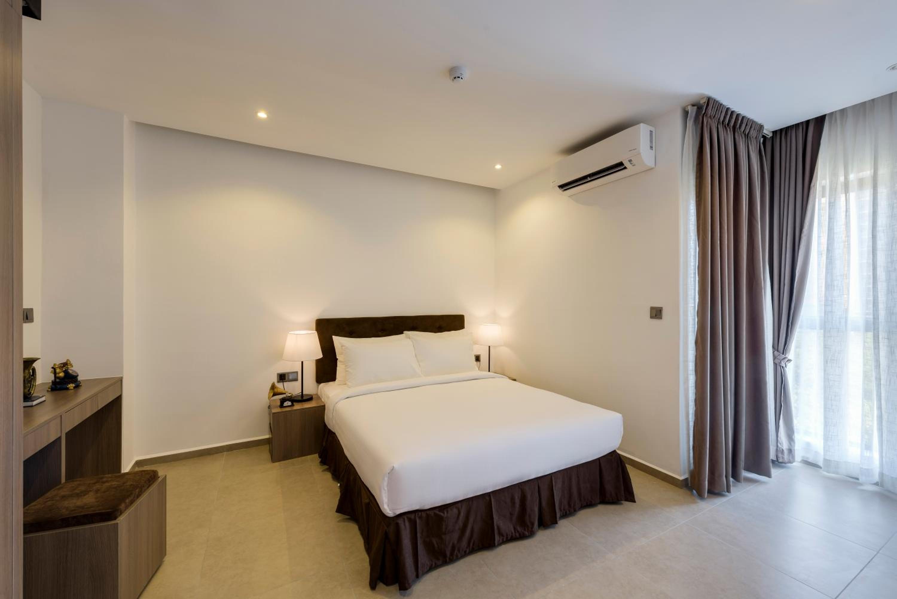 Three-Bedroom Suite - Photo 10