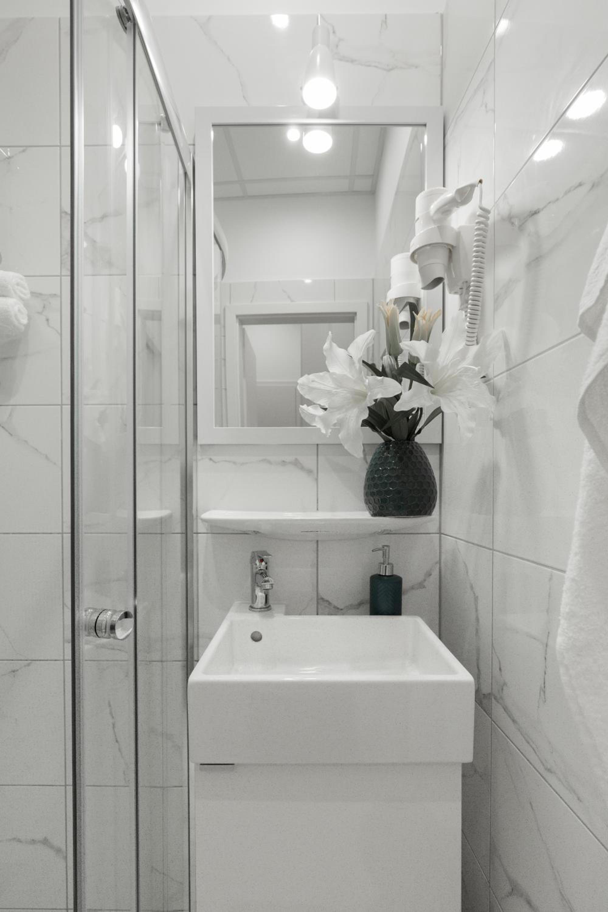 Deluxe Room - Photo 17