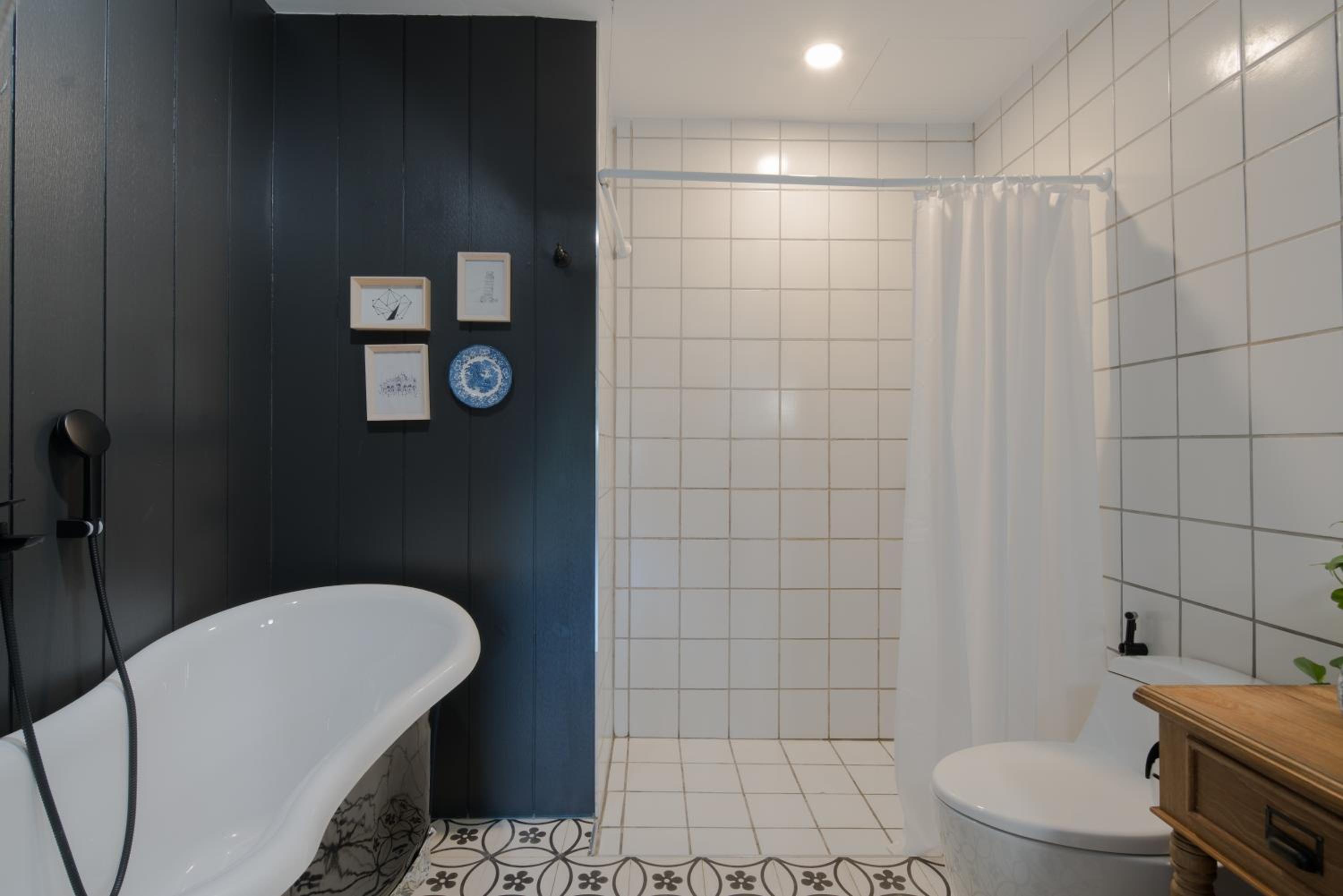 Deluxe Double Room with Bath - Photo 6