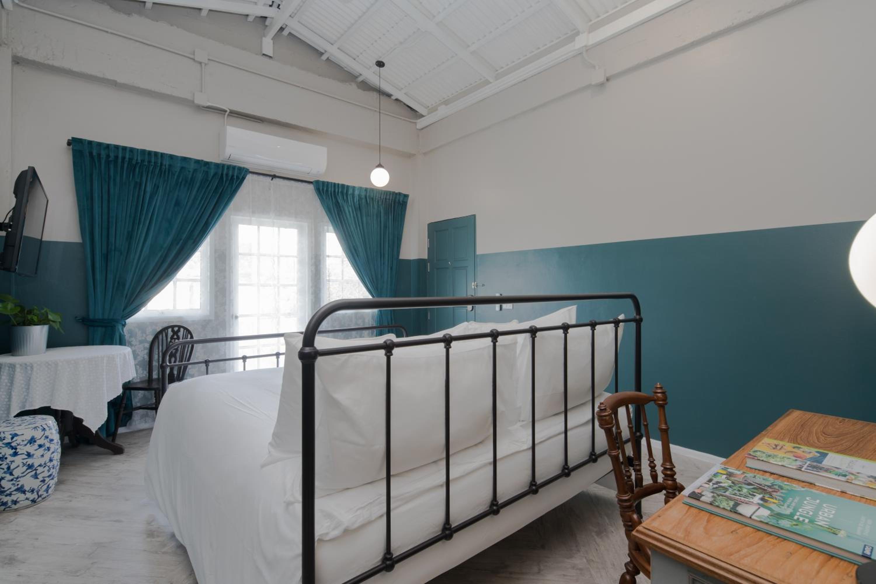 Deluxe Double Room with Bath - Photo 7
