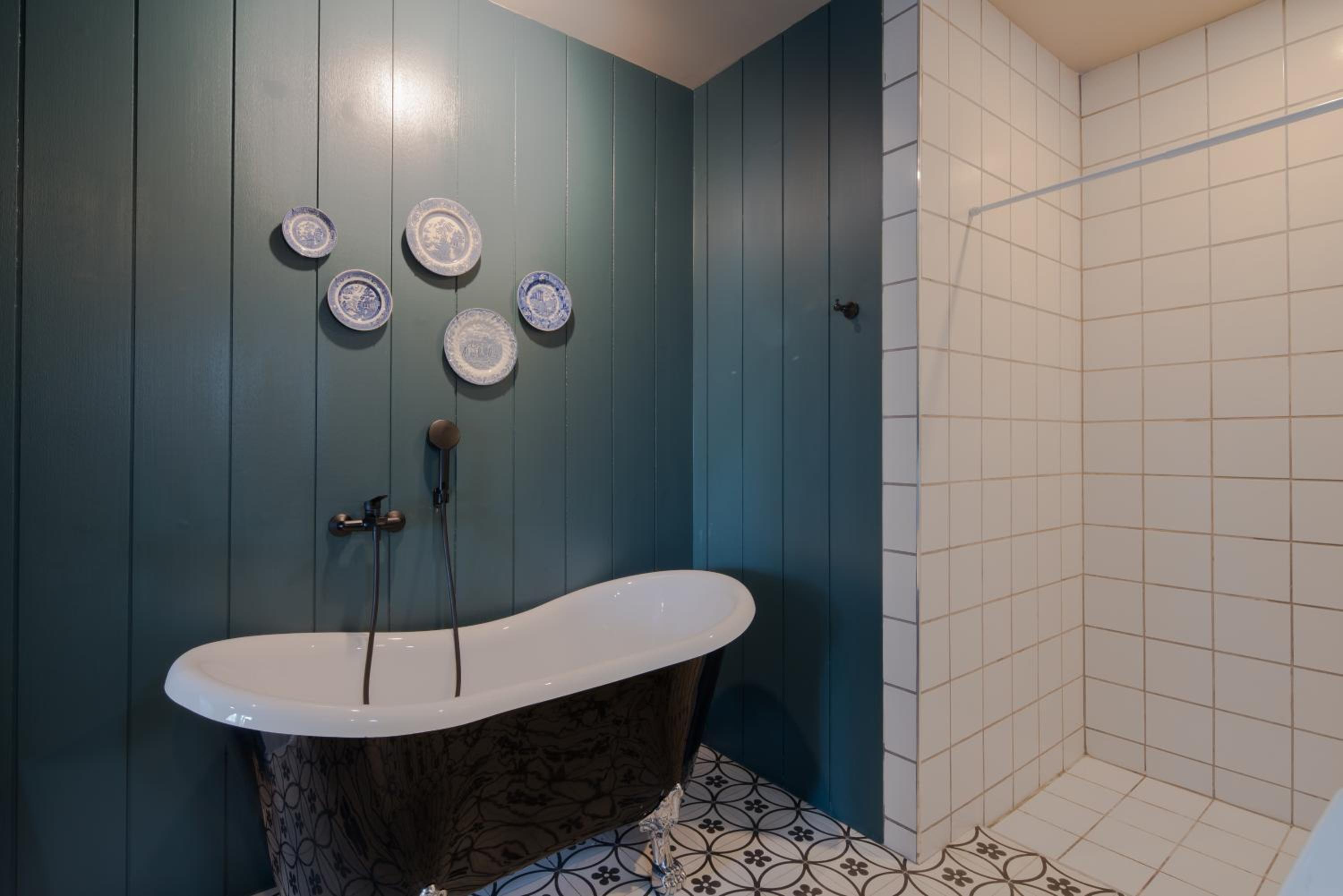 Deluxe Double Room with Bath - Photo 5
