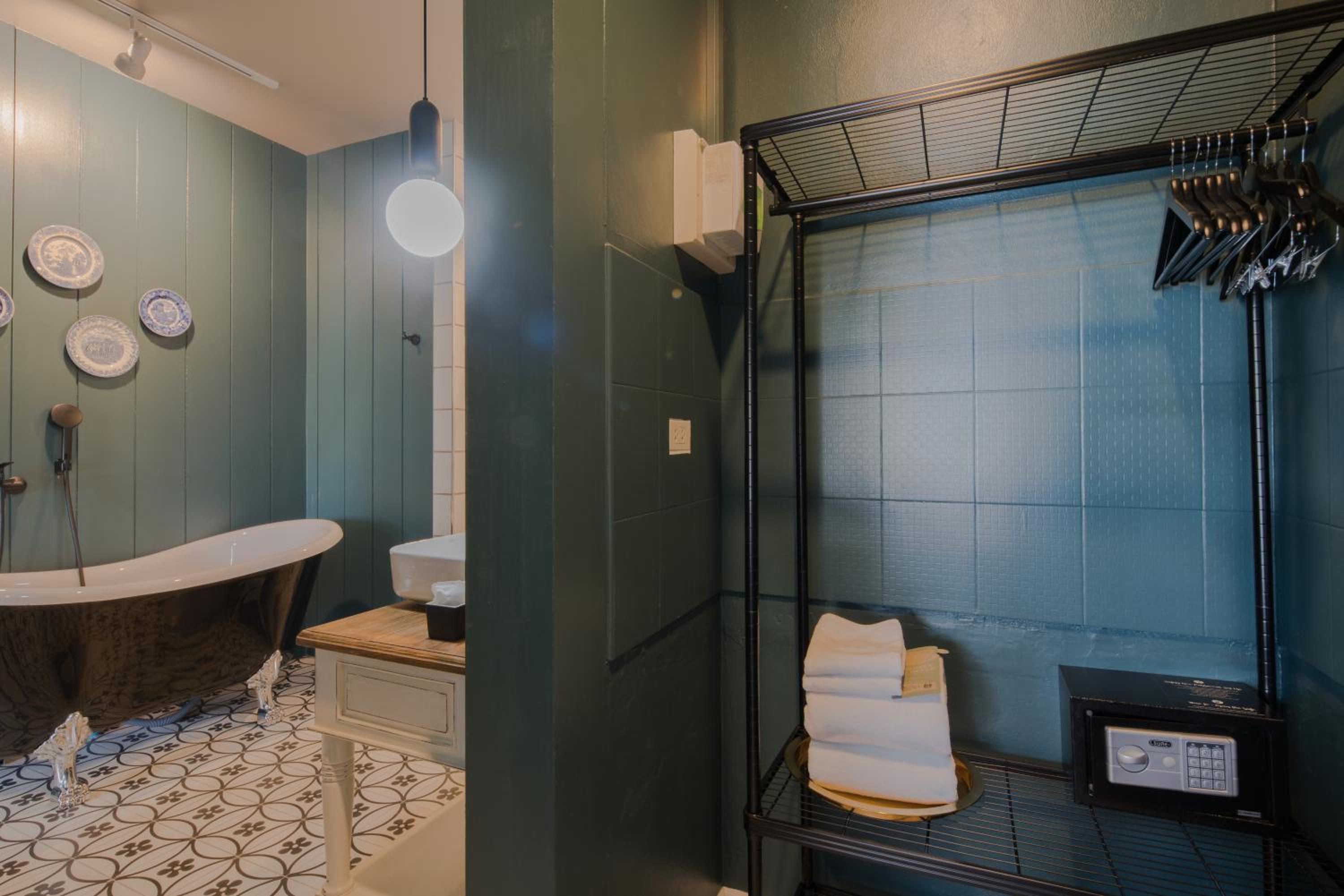Deluxe Double Room with Bath - Photo 4