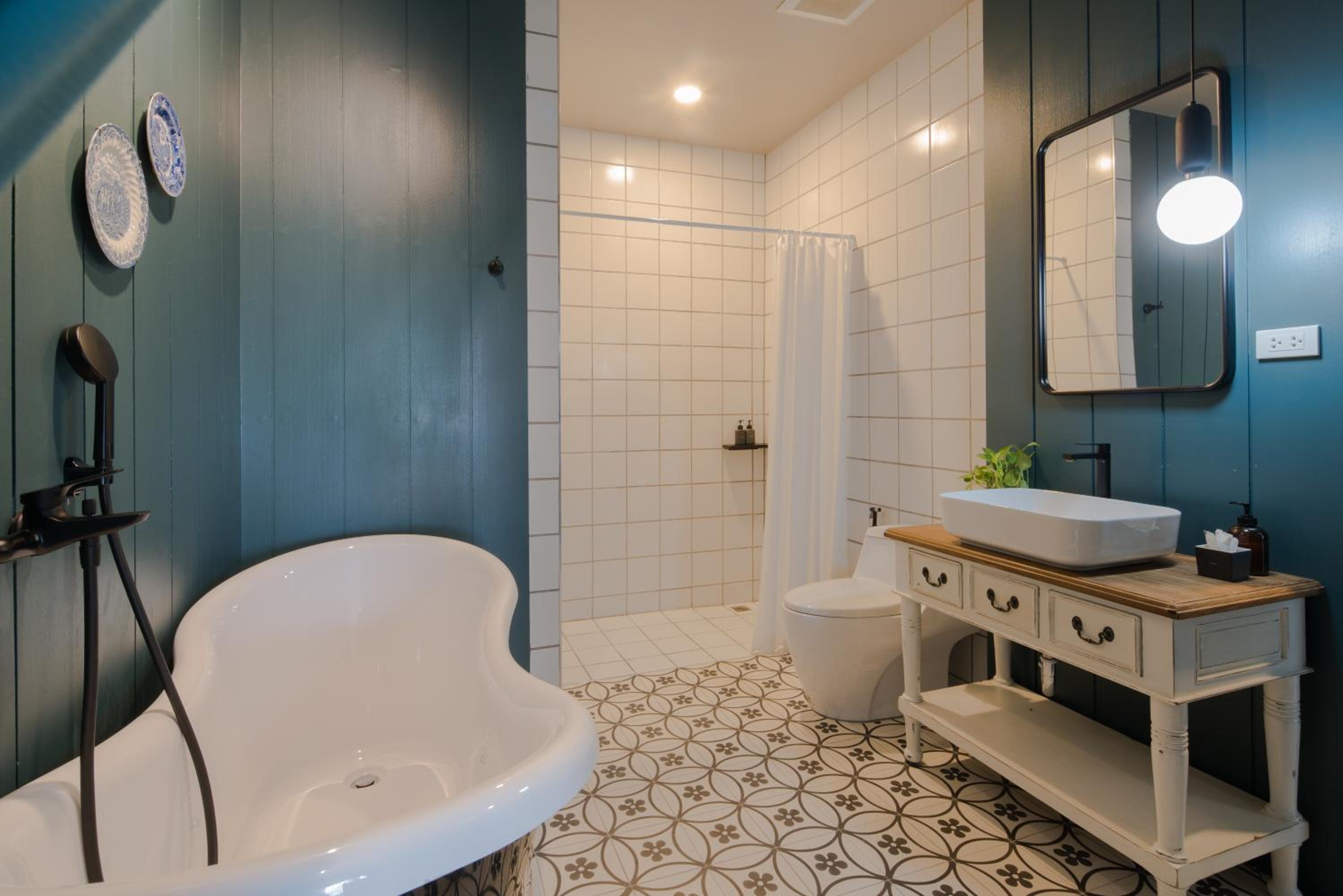 Deluxe Double Room with Bath - Photo 3