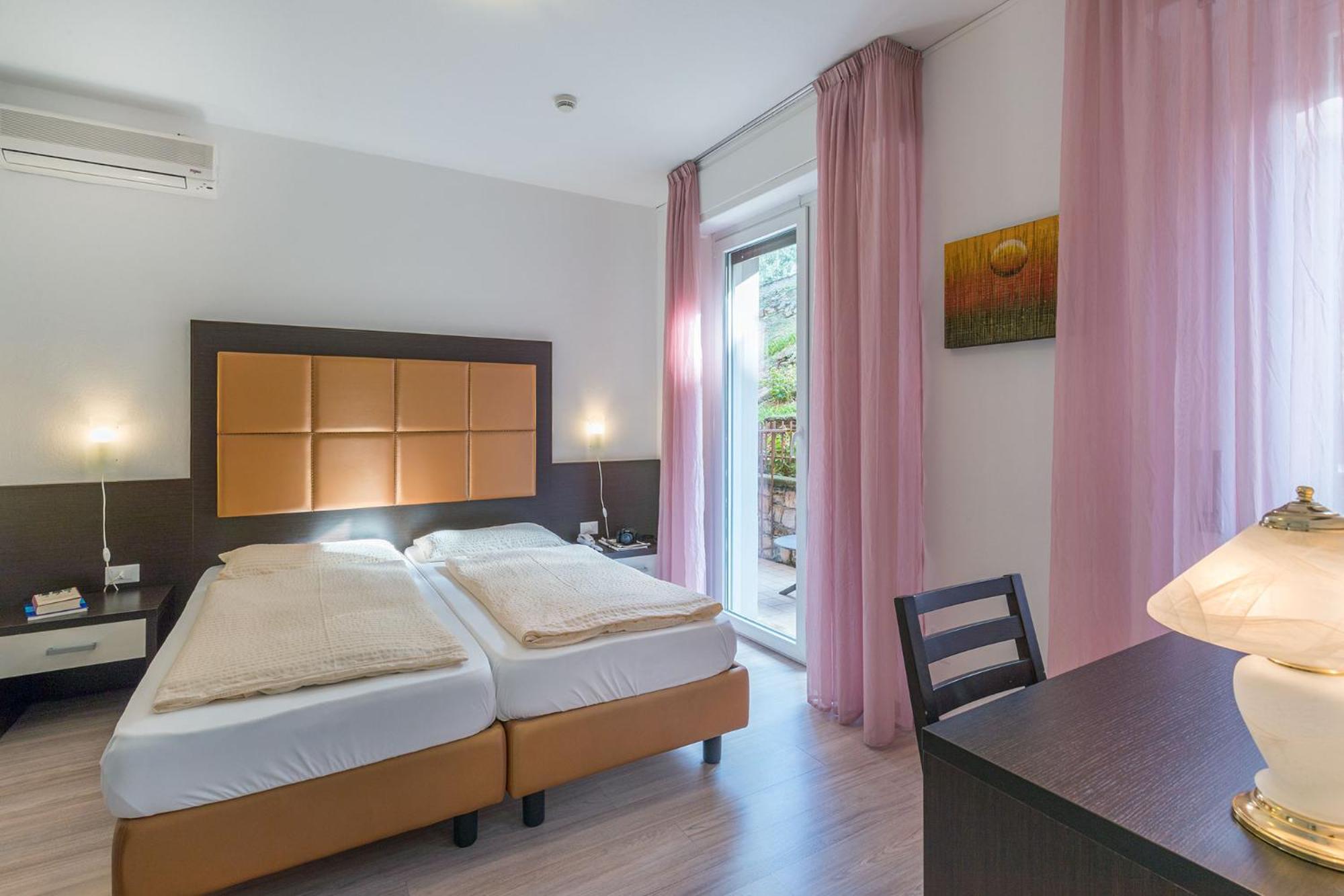 Double Room with Balcony and Garden View