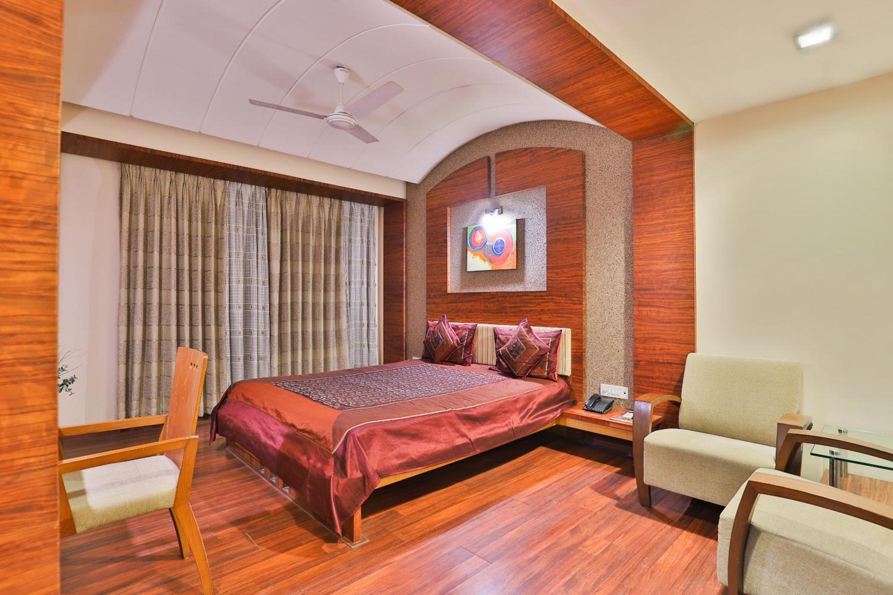 Suite - Photo 1