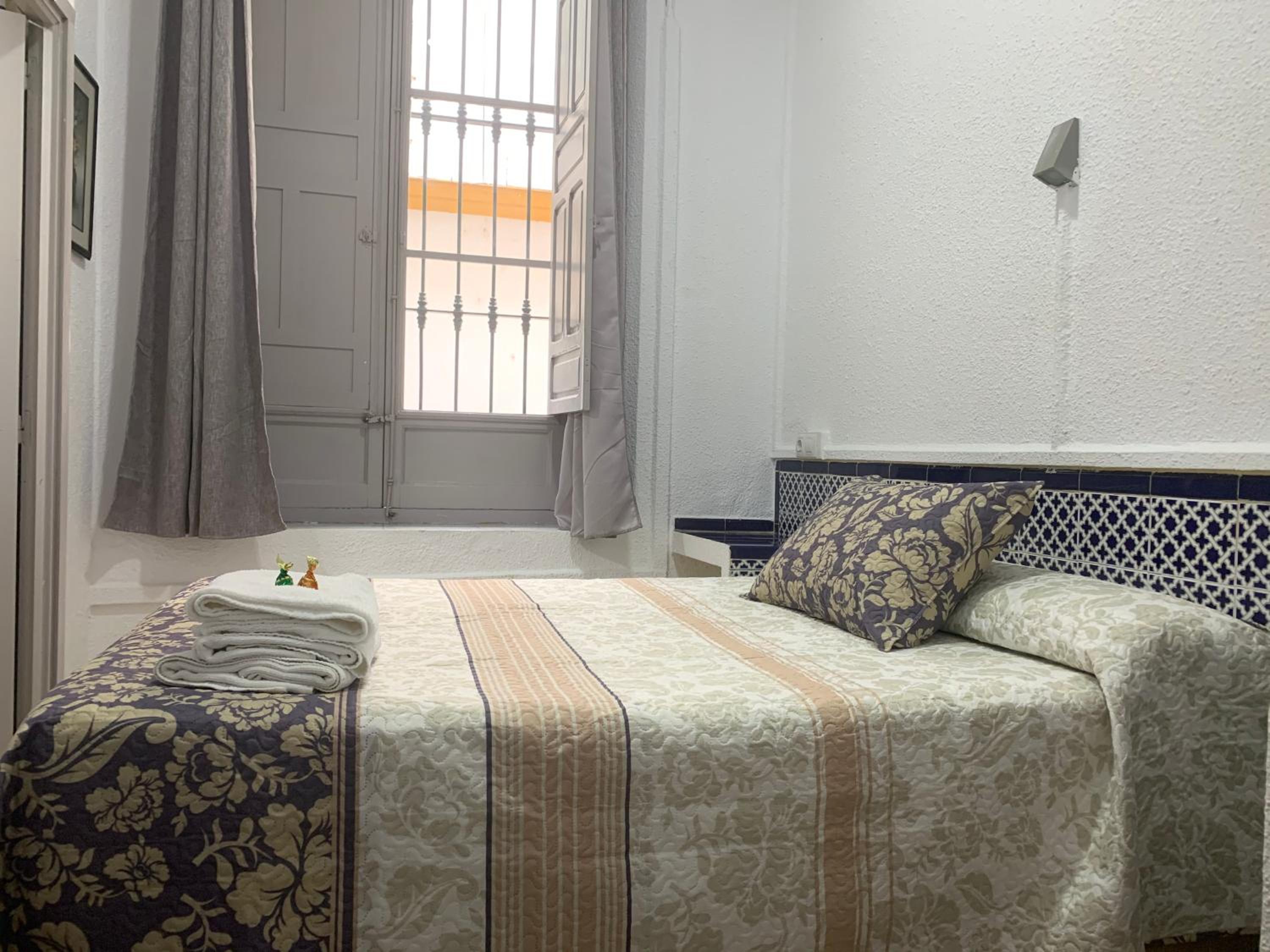 Double Room with Private Bathroom - Photo 12