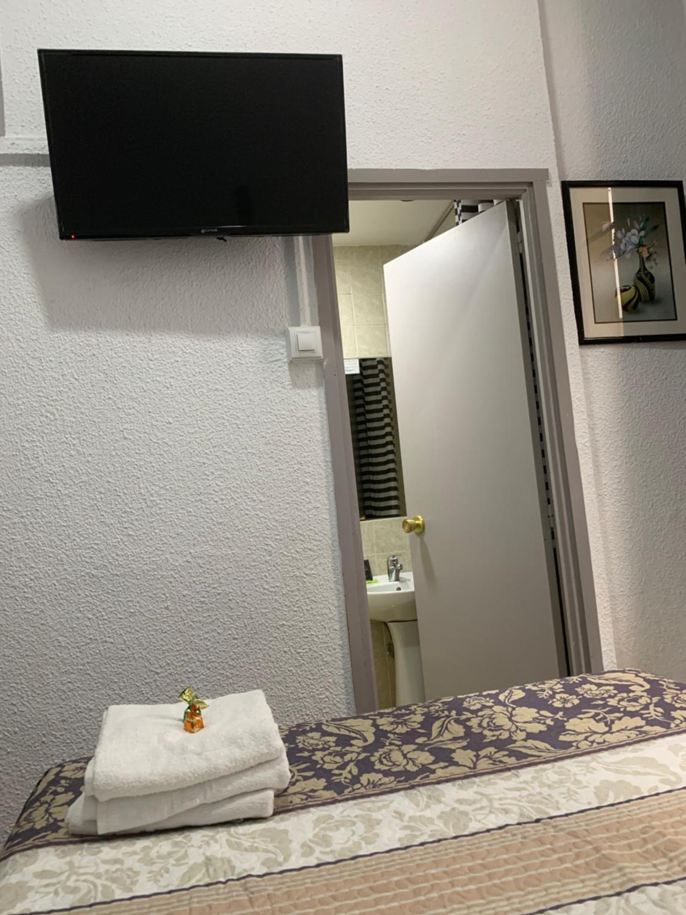 Double Room with Private Bathroom - Photo 33