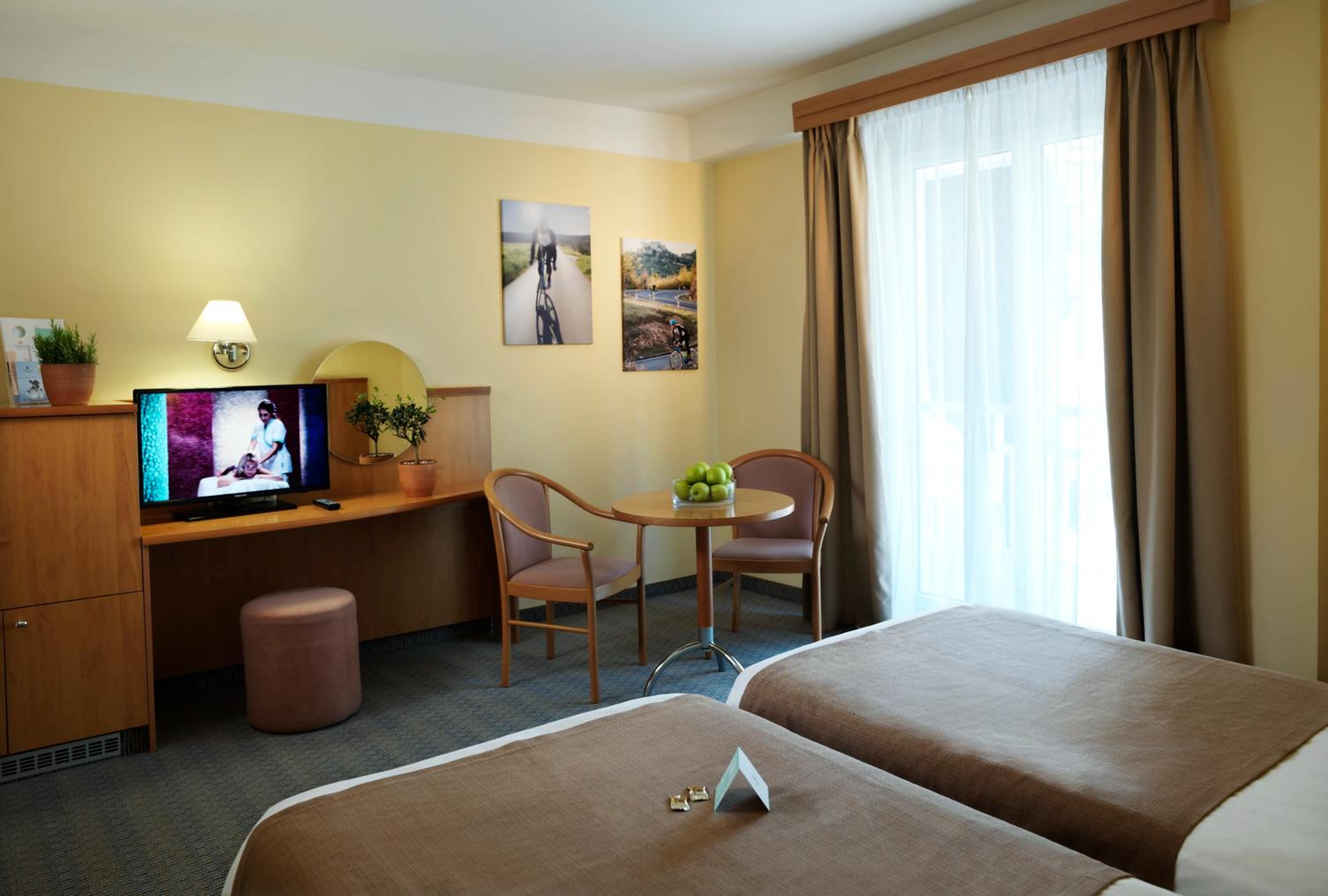 Family Room with Sea View and Balcony (2 Adults + 2 Children)
