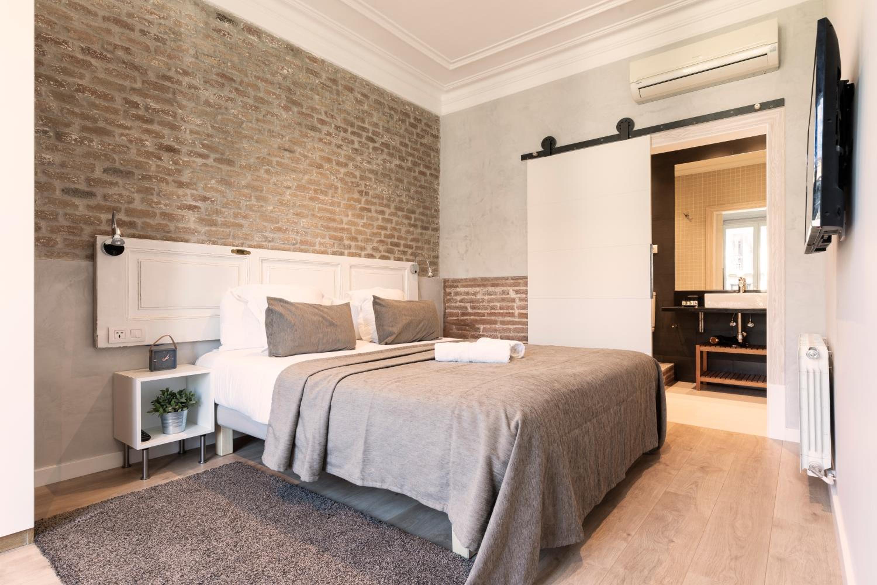 Two-Bedroom Apartment with Balcony photo 3