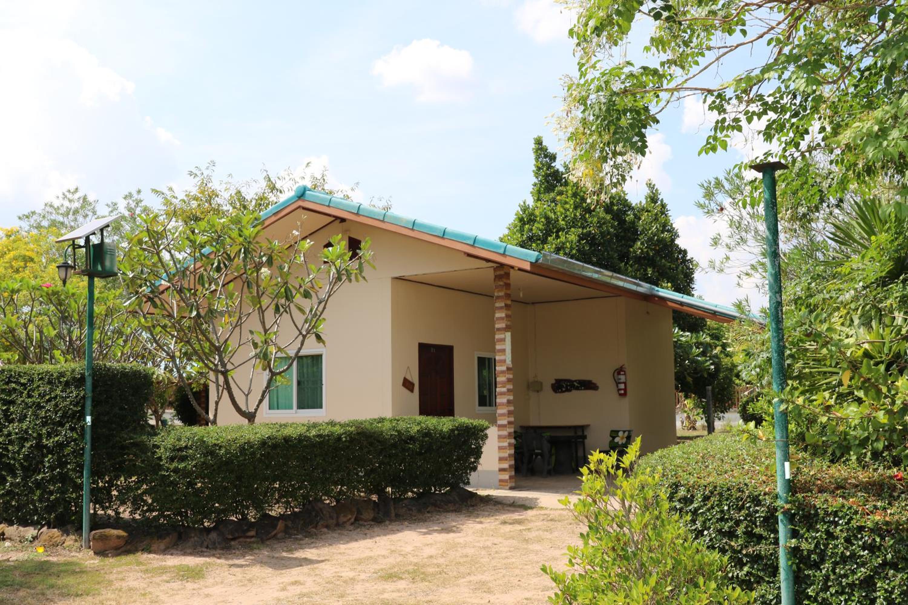 One-Bedroom Bungalow - Photo 3