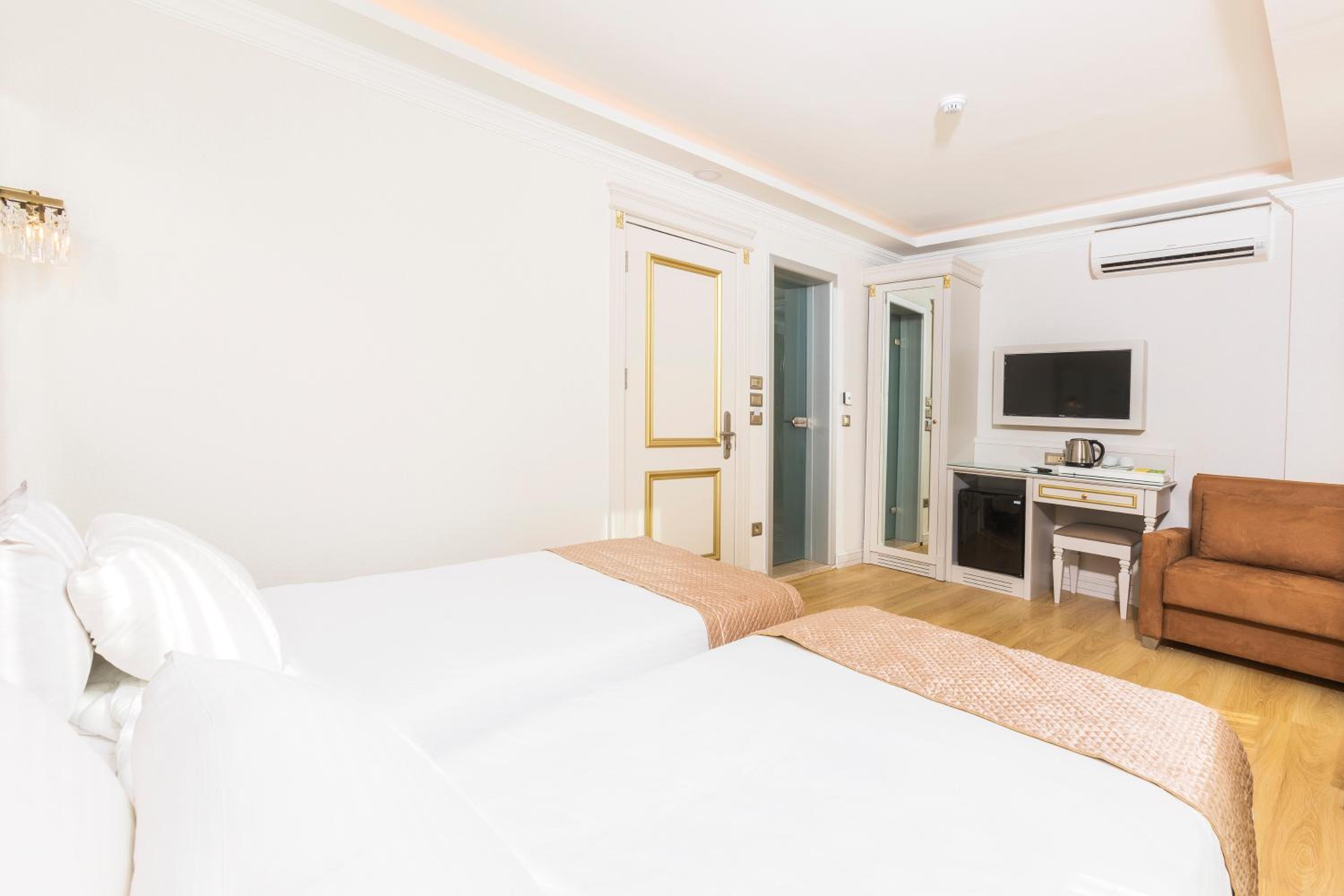 Standard Double or Twin Room photo 2