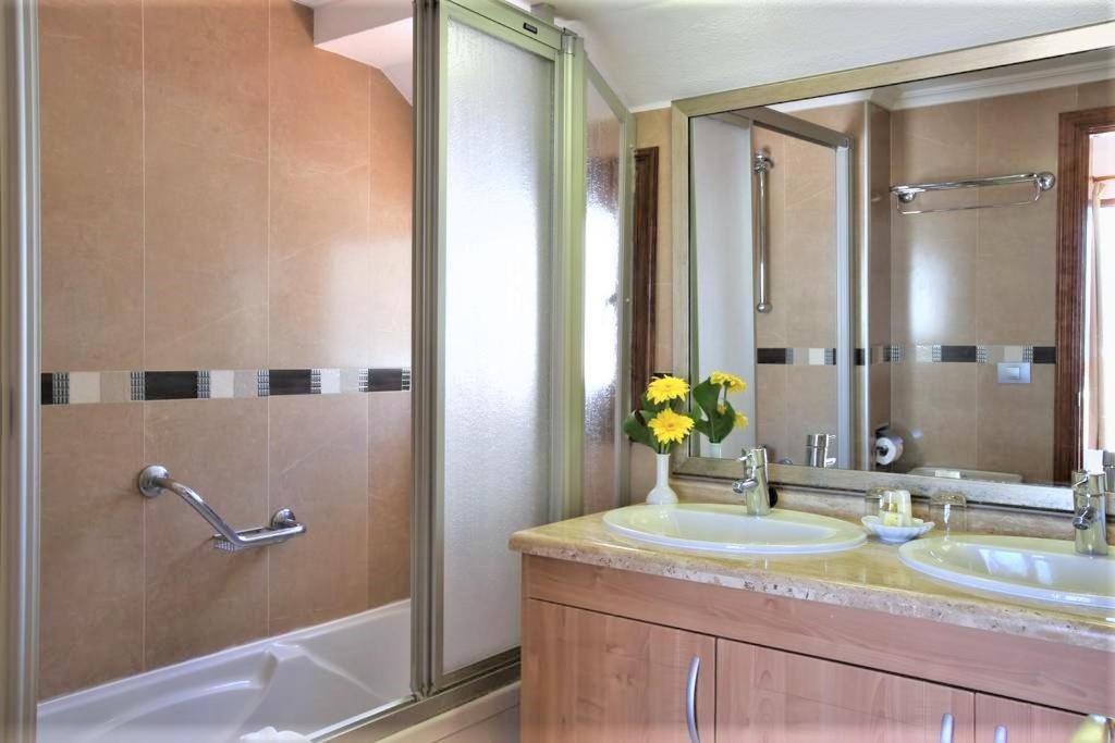 One-Bedroom Apartment with Sea View photo 2