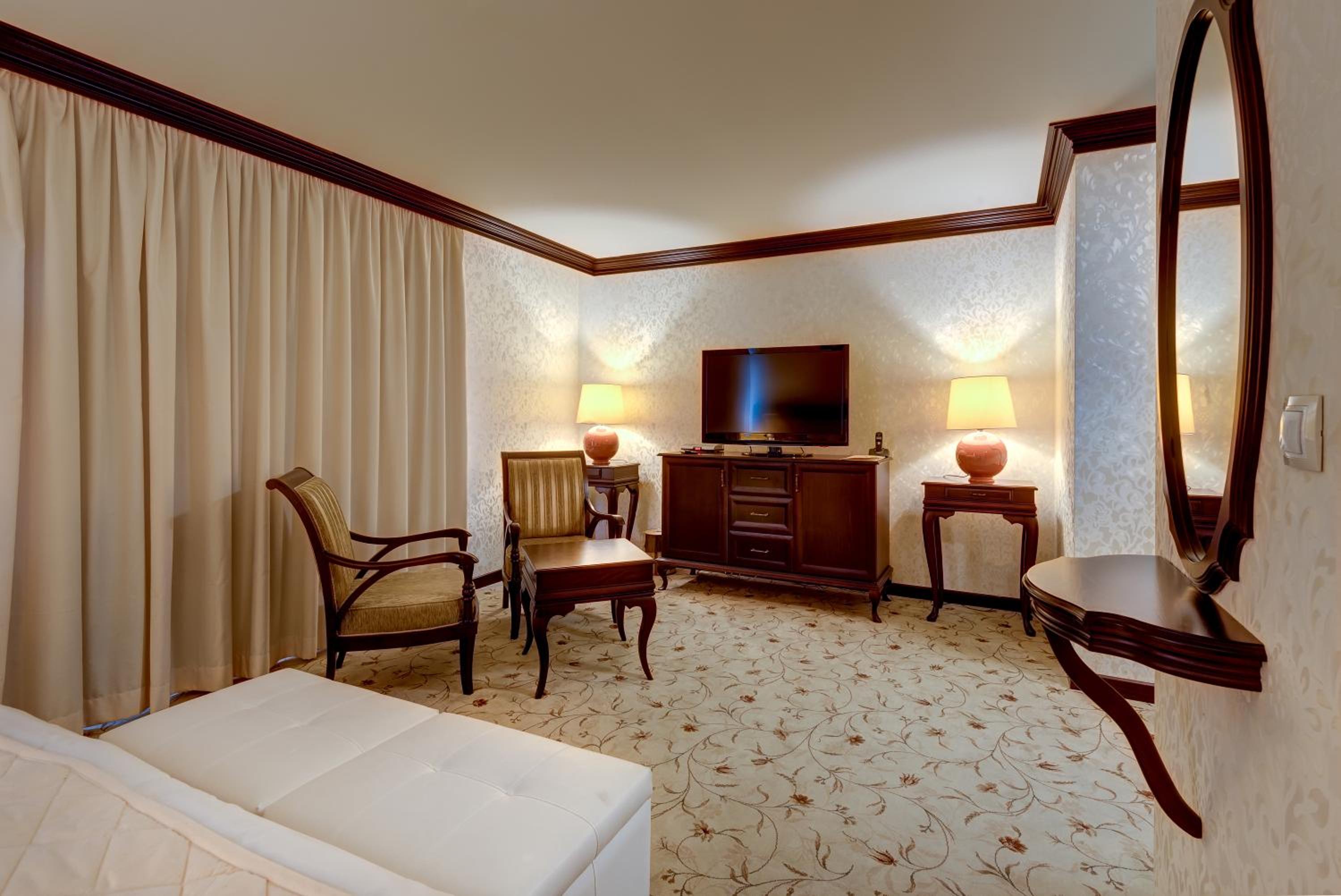 Deluxe King Room Without Balcony and Street View photo 2