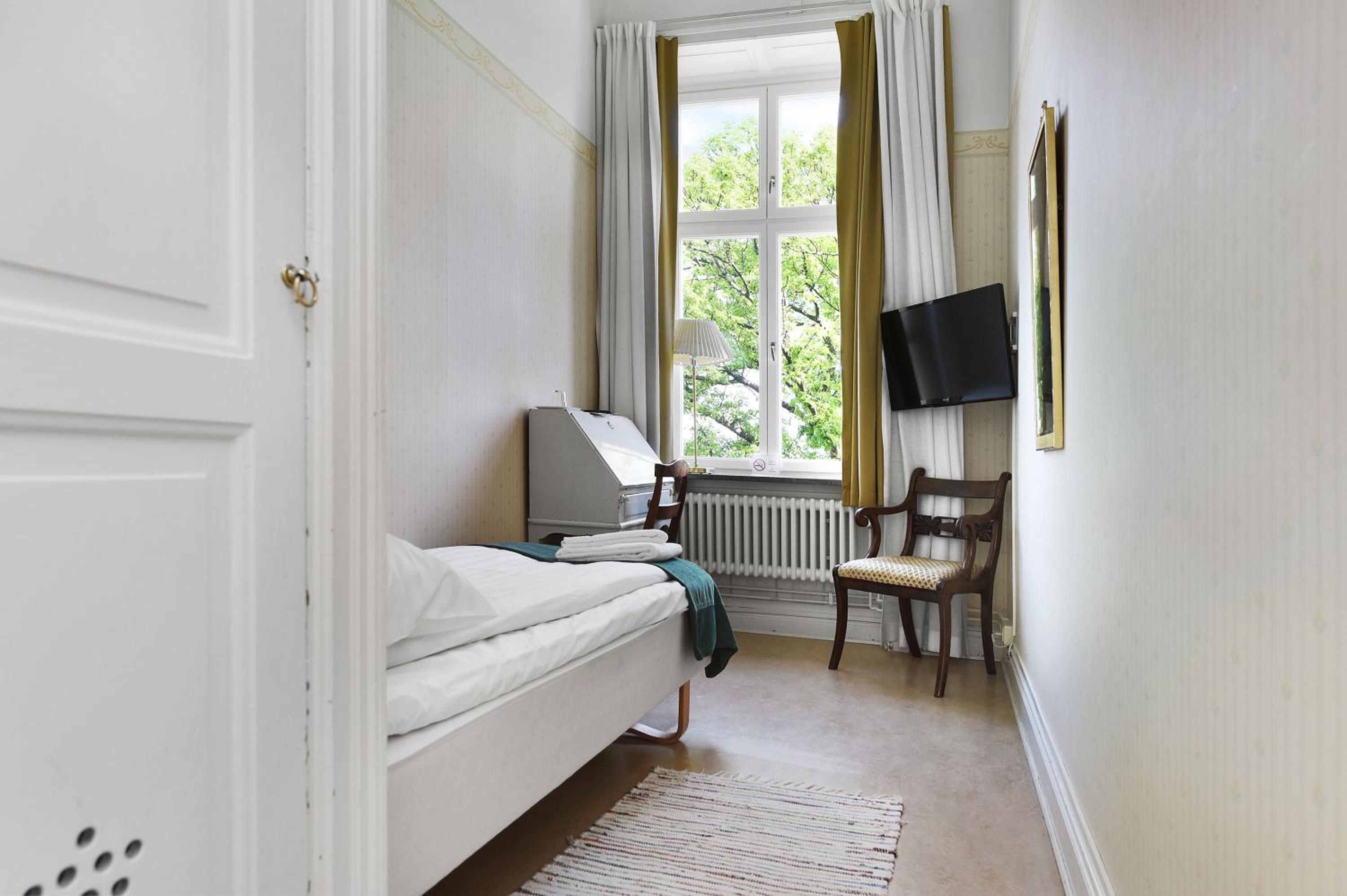 Economy Single Room with Sea View - Shared Bathroom
