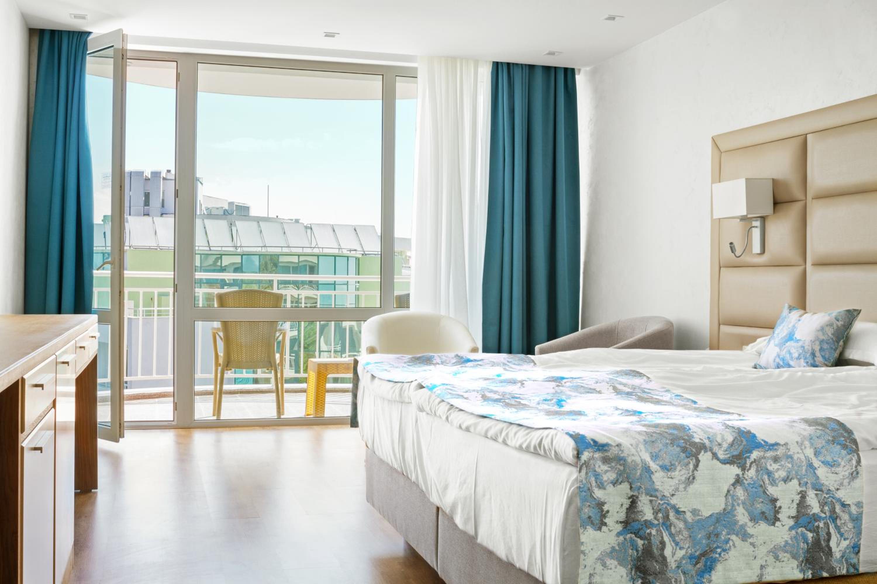 Twin Room with Balcony - Photo 5
