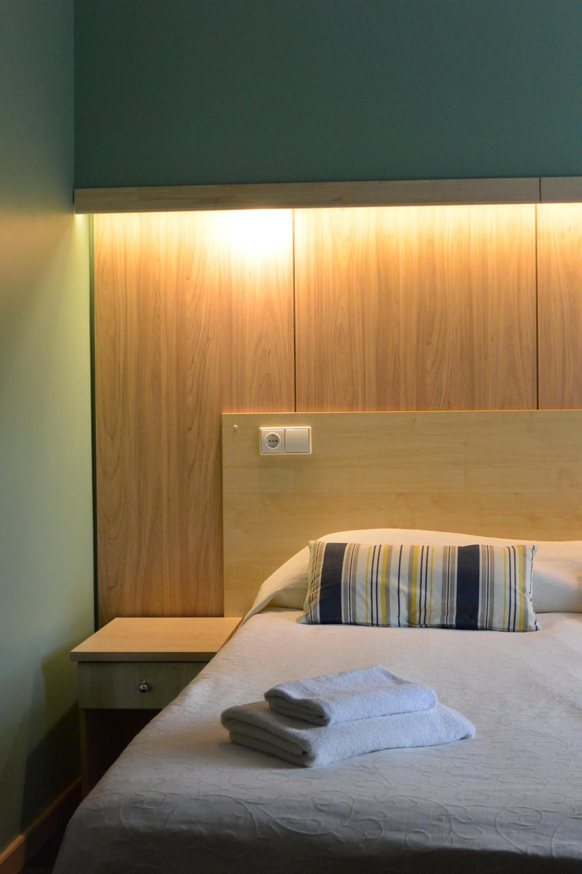Large Double Room with Balcony - Photo 4