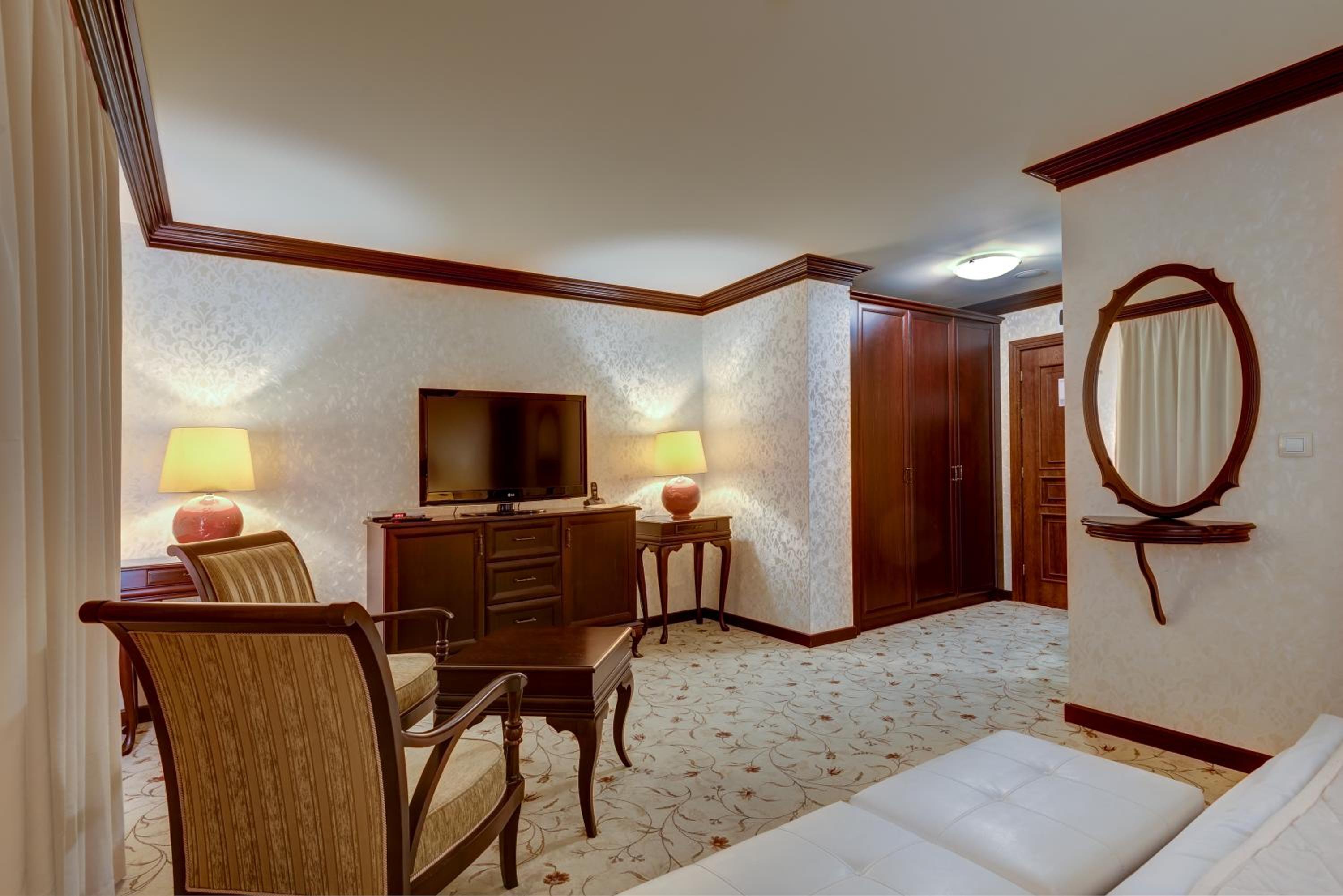 Deluxe King Room Without Balcony and Street View photo 1