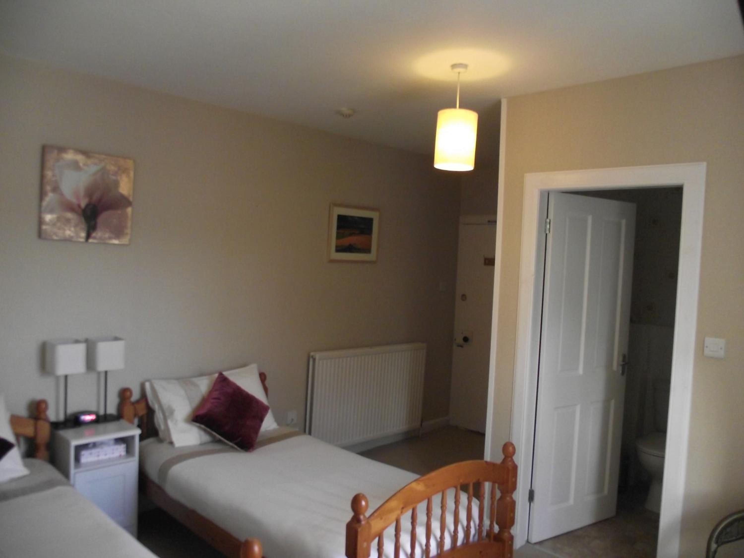 Twin Room with Private Bathroom - Photo 1