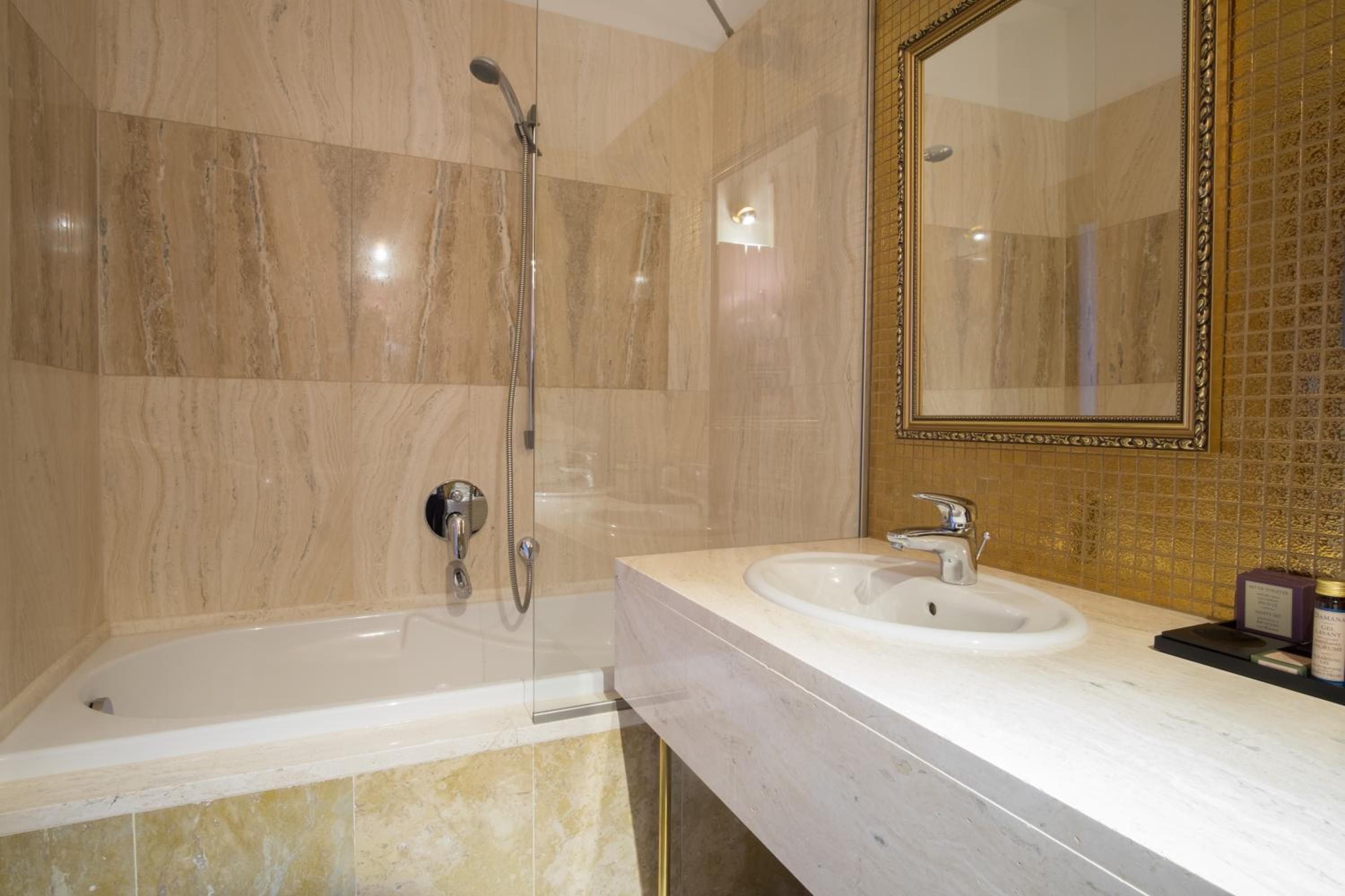 Deluxe Double Room with extra bed (2+2)  - Photo 17