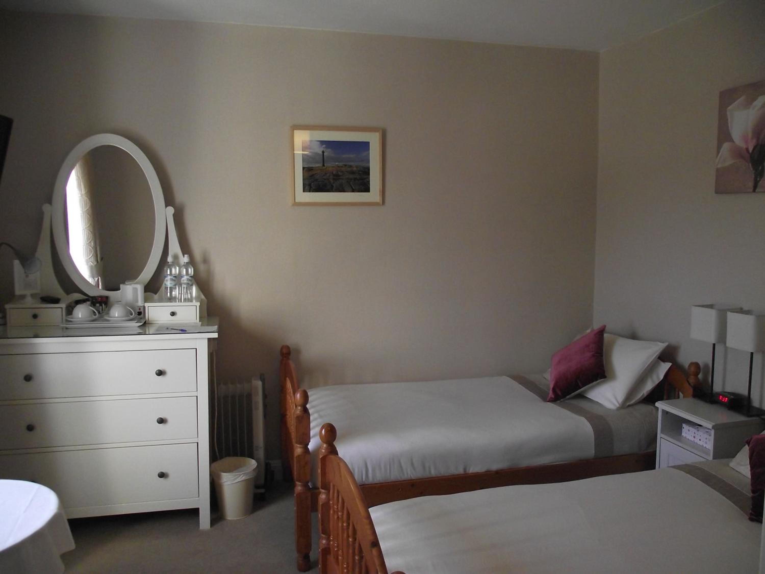 Twin Room with Private Bathroom - Photo 4