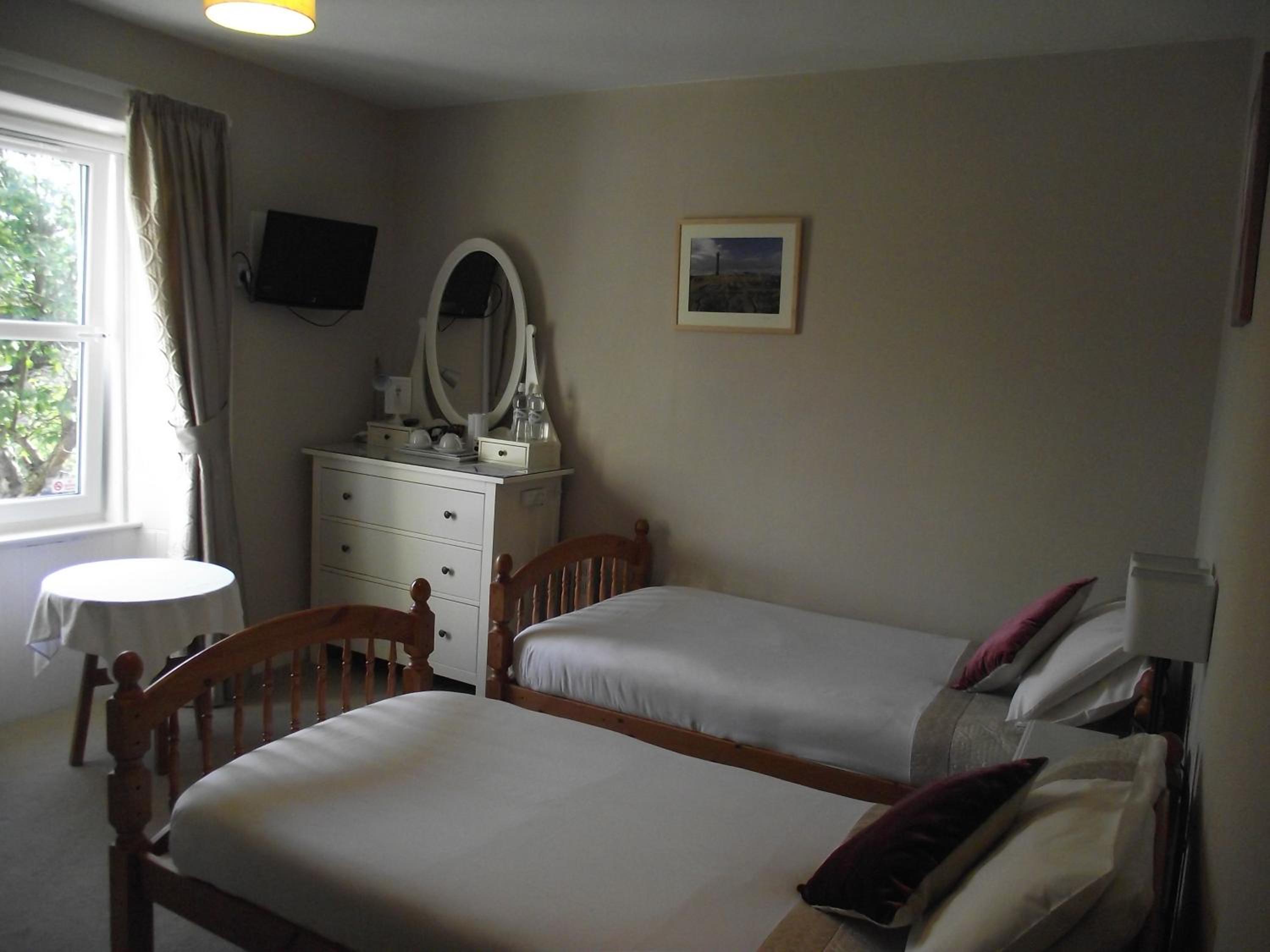 Twin Room with Private Bathroom - Photo 3