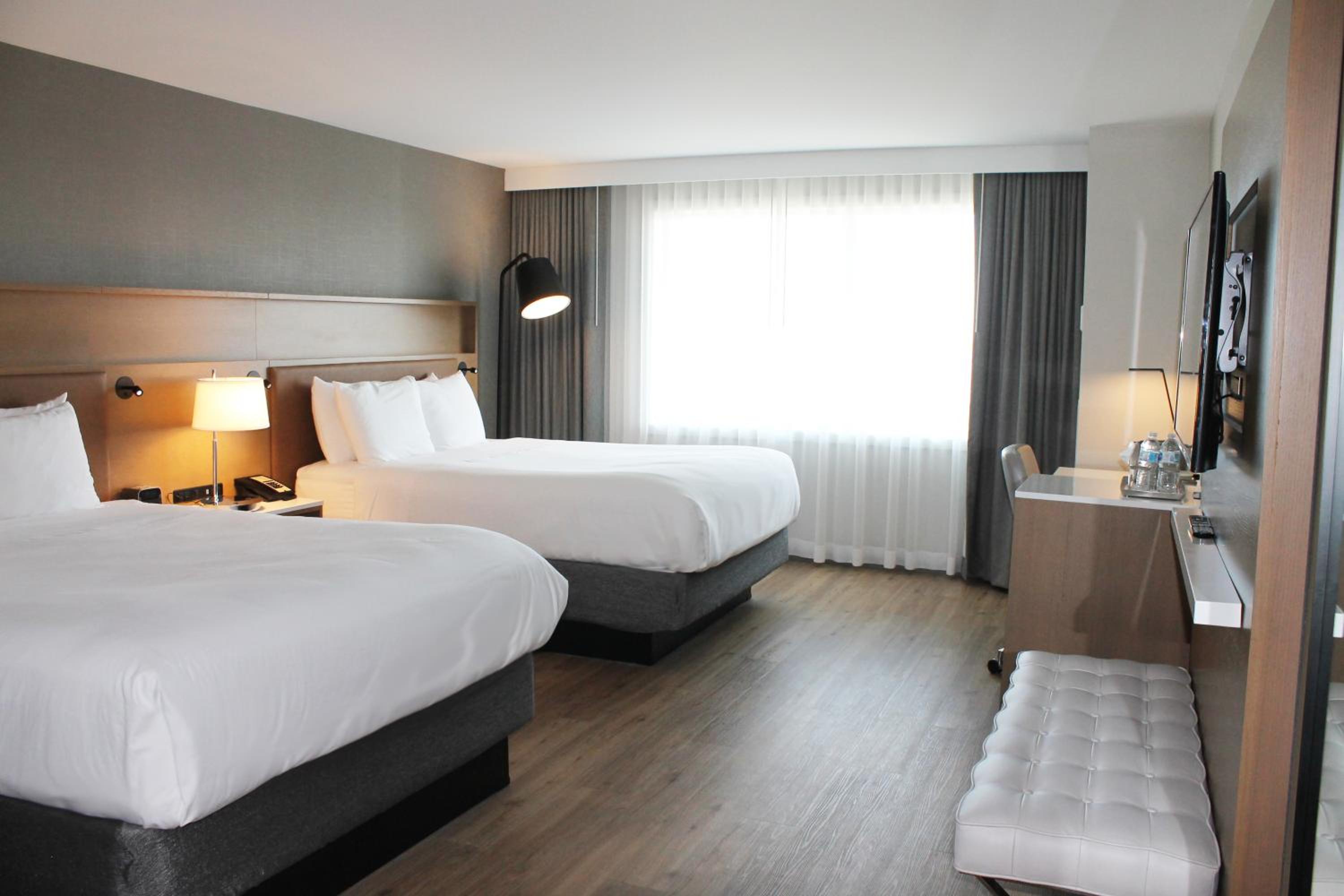 Queen Room with Two Queen Beds - Non-Smoking/Main Building photo 3