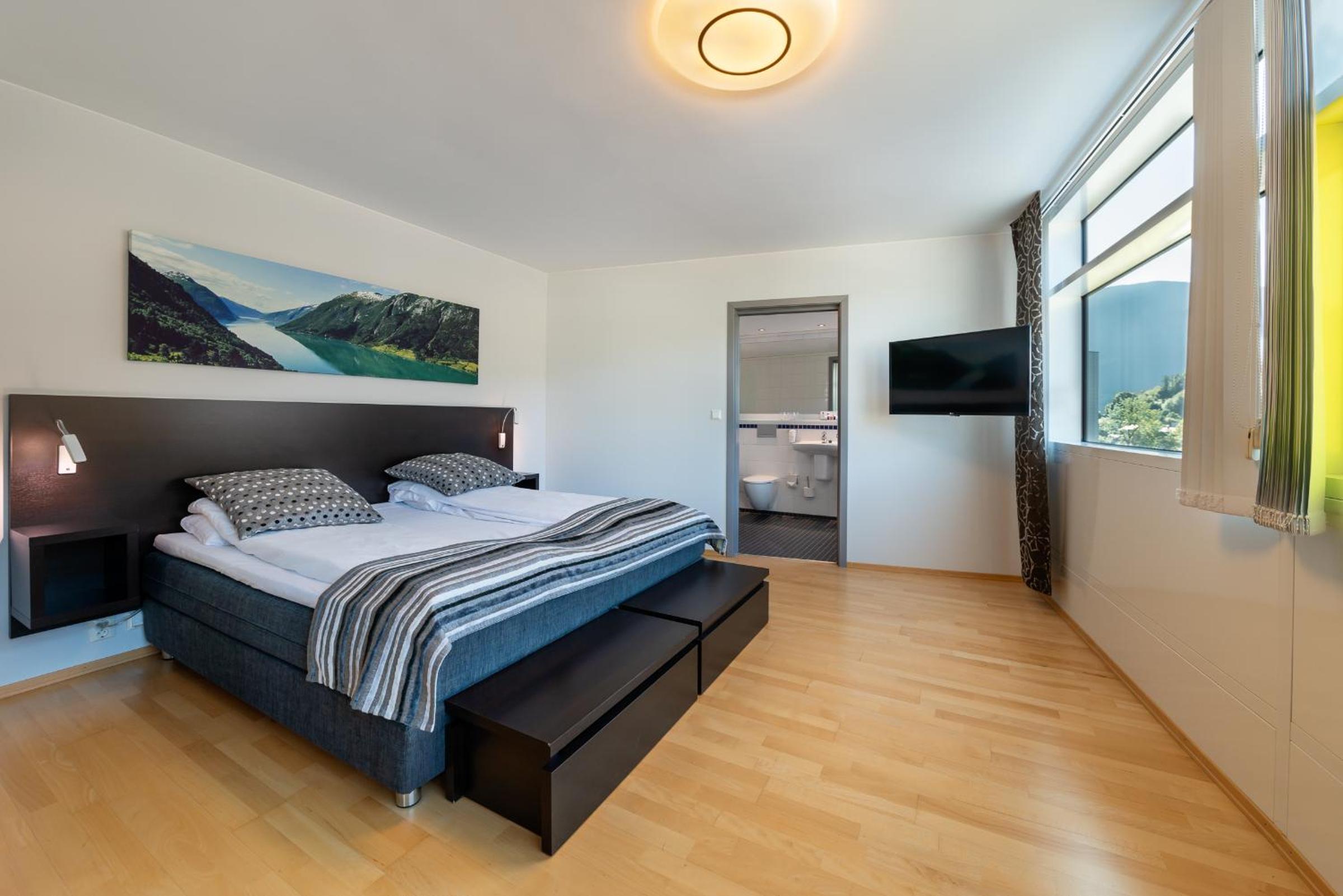 Suite - Photo 1