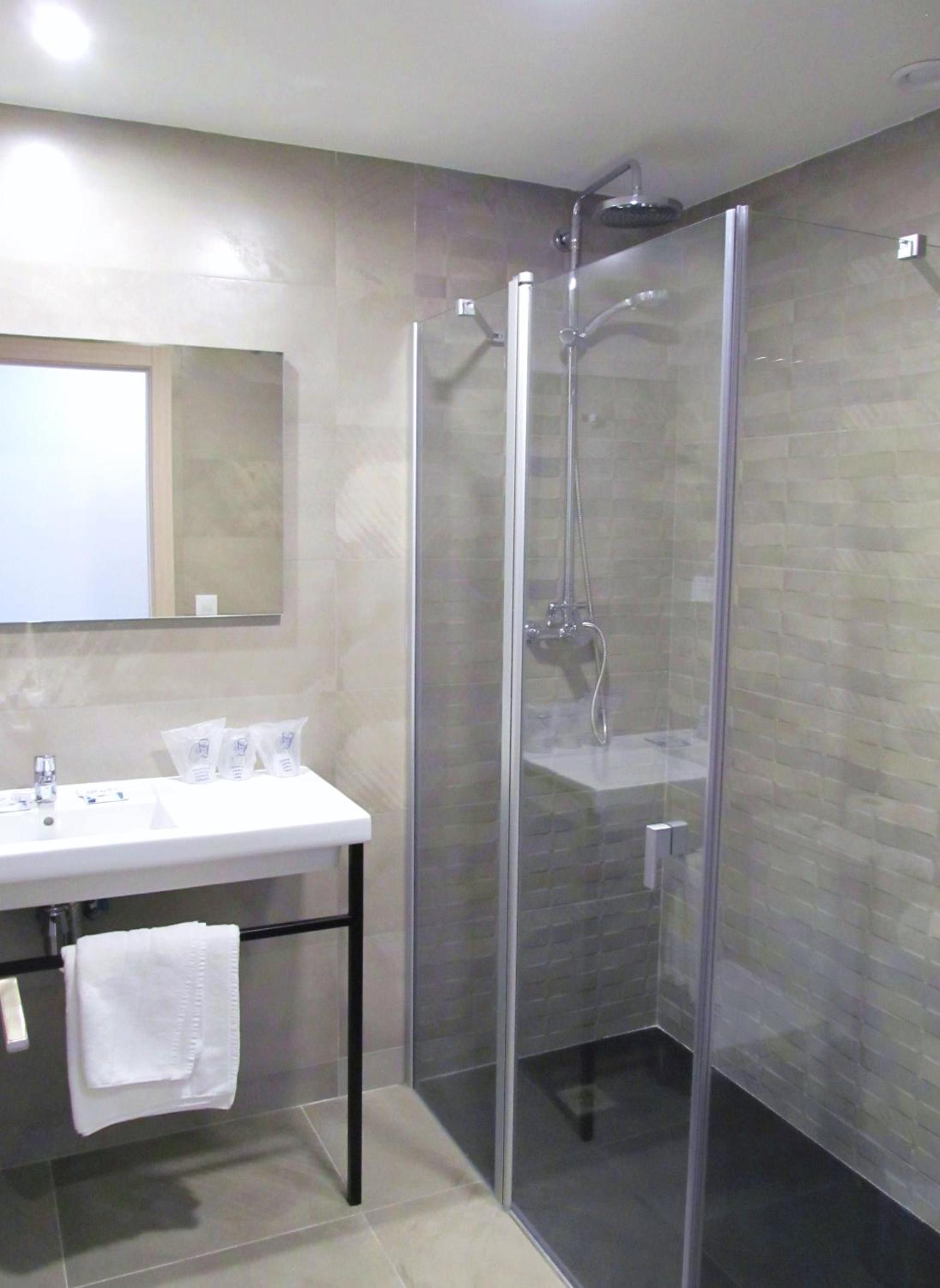 Twin Room - Photo 3