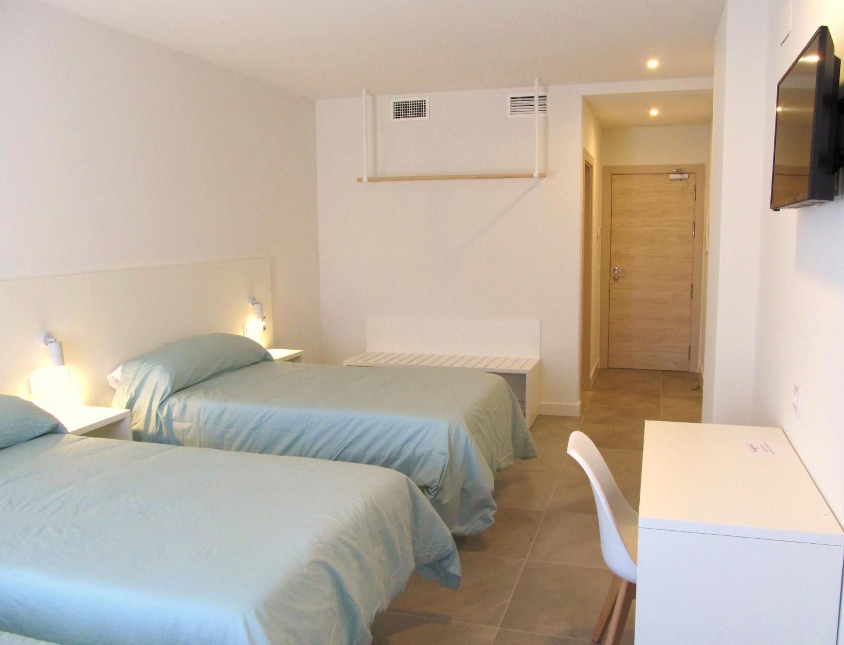 Twin Room - Photo 10