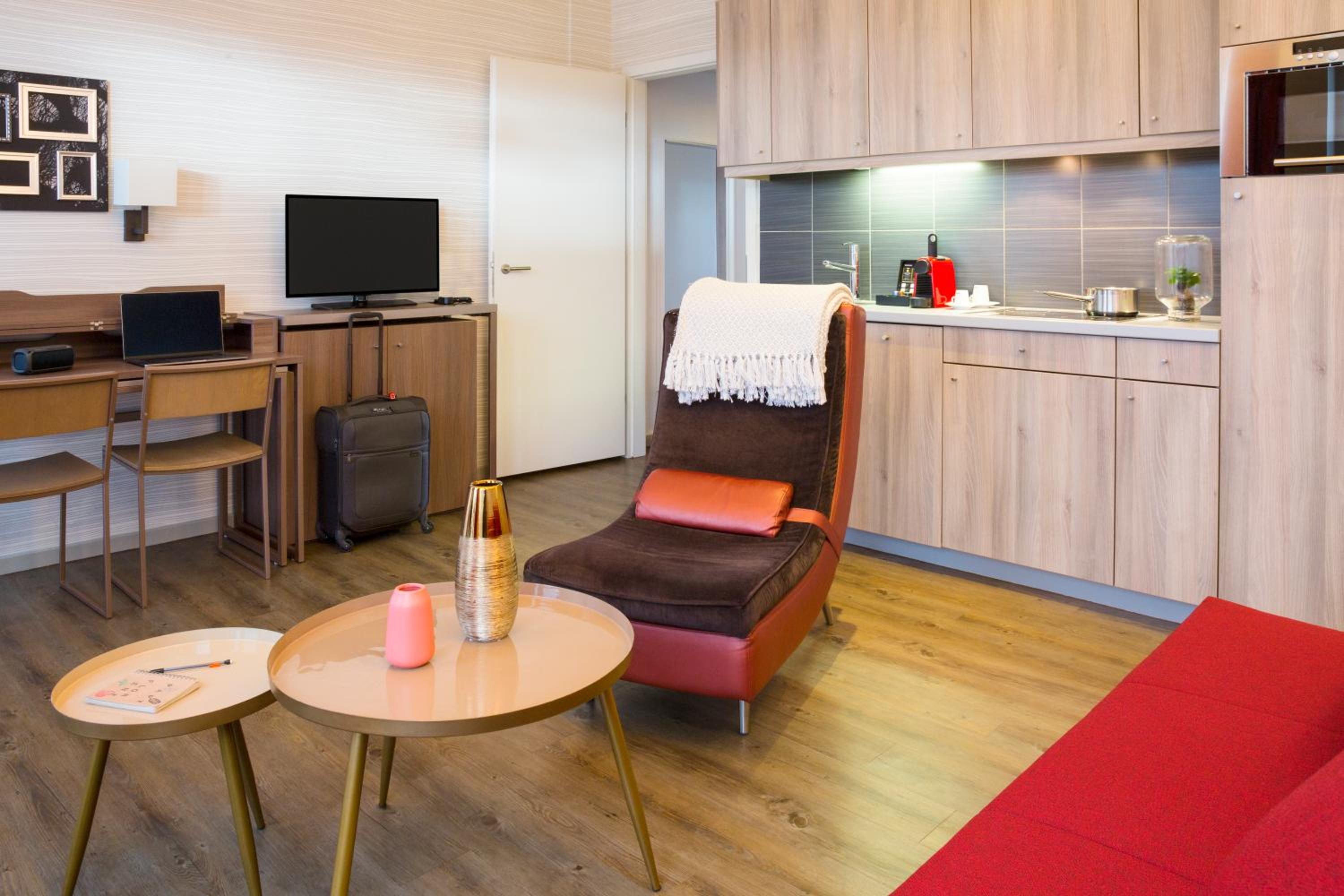 Superior One-Bedroom Apartment with Balcony (4 Adults) - Photo 13