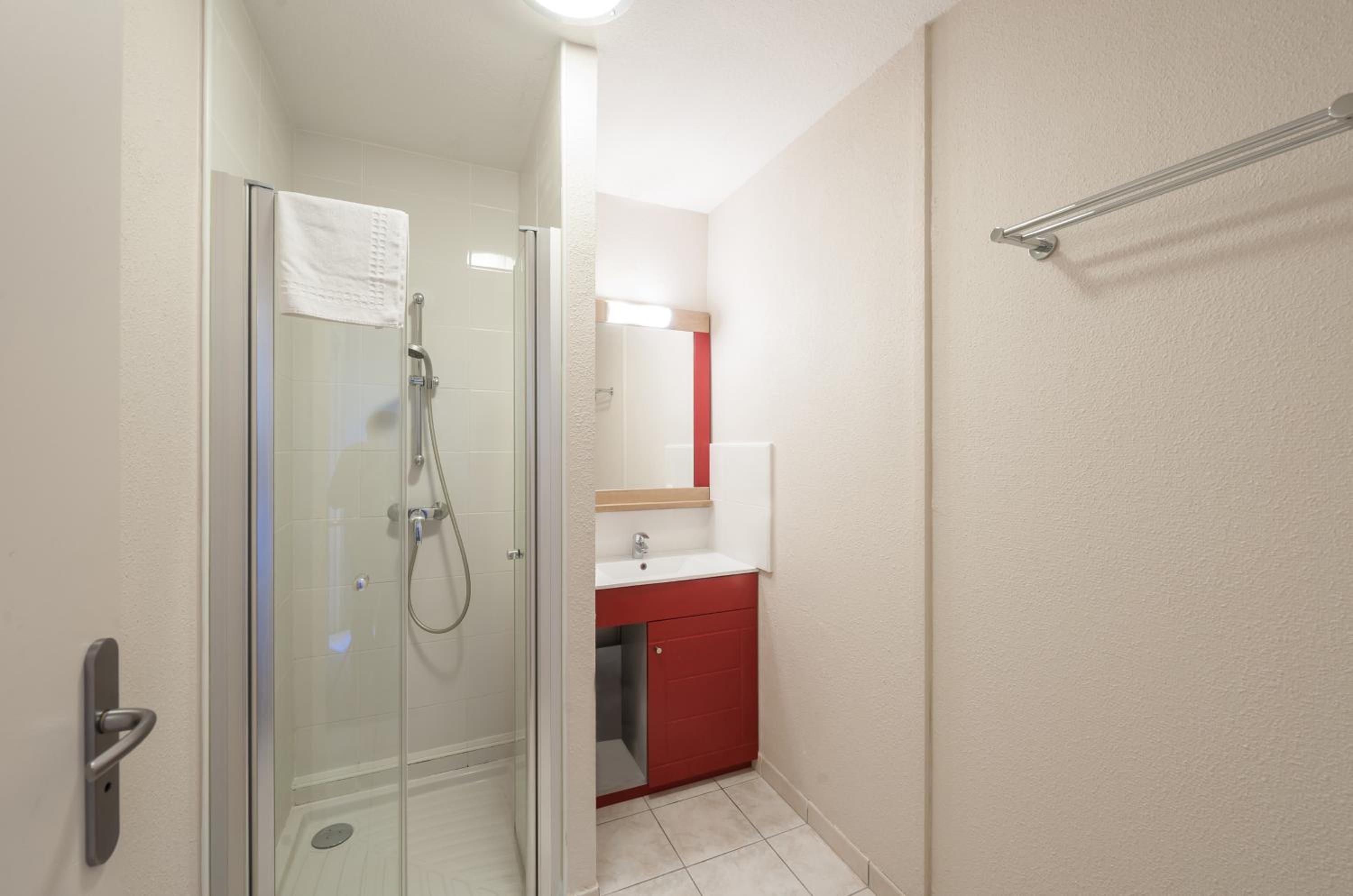 One-Bedroom Apartment (5 People) photo 2
