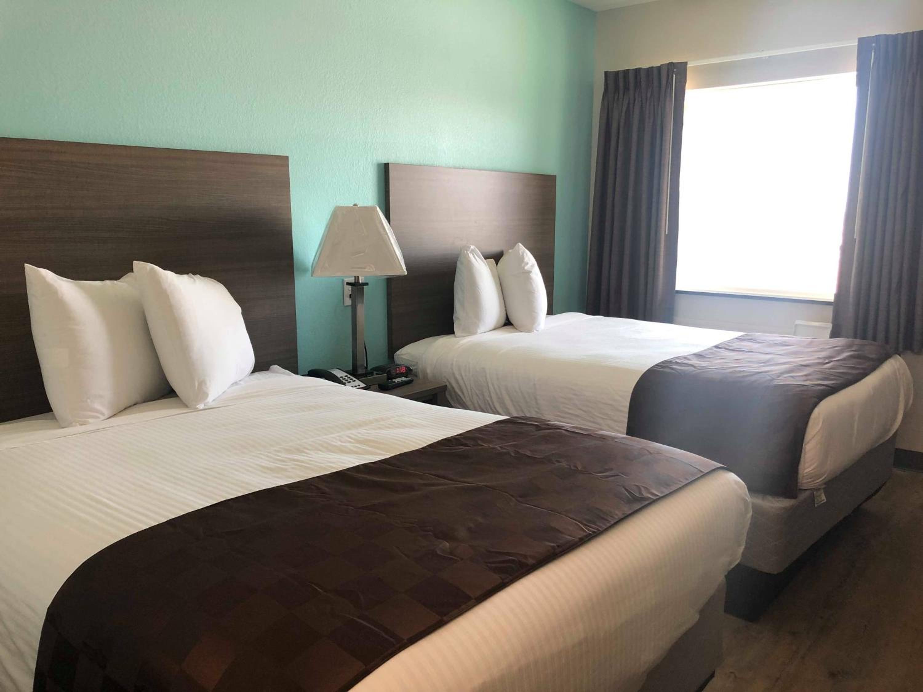 Room with 2 Full Beds - Photo 1