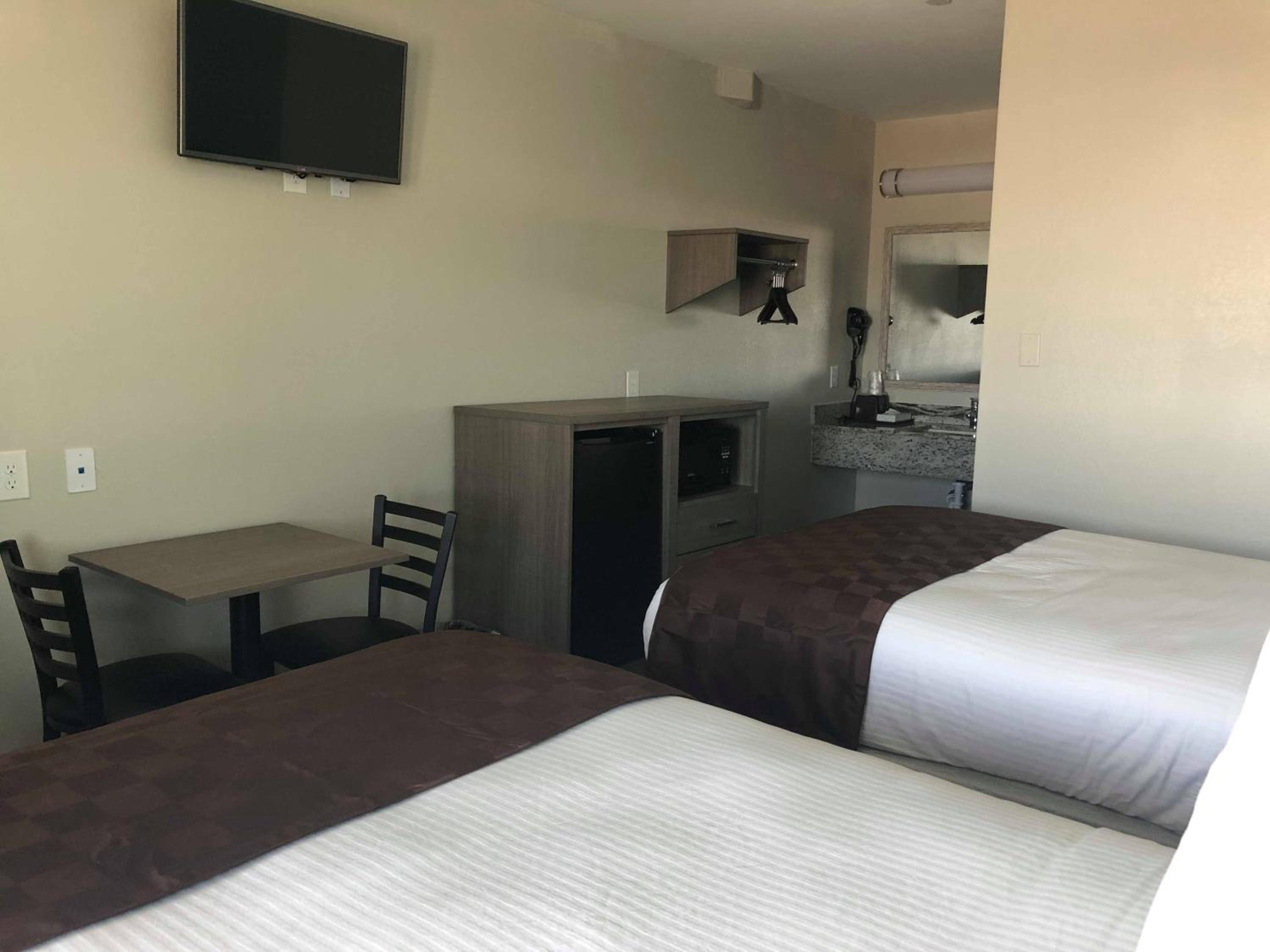 Room with 2 Full Beds - Photo 5