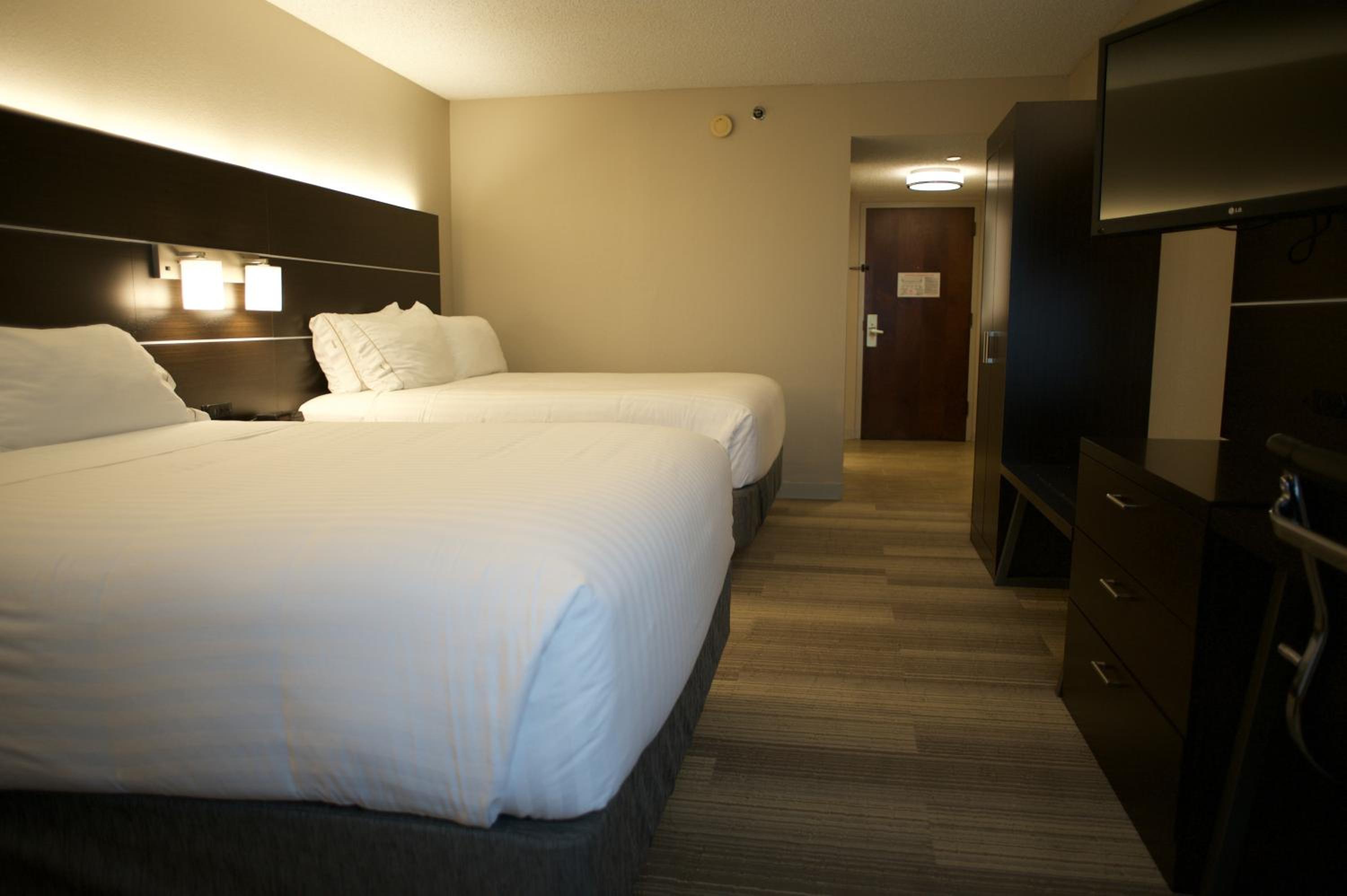 Standard Queen Room with Two Queen Beds - Photo 4