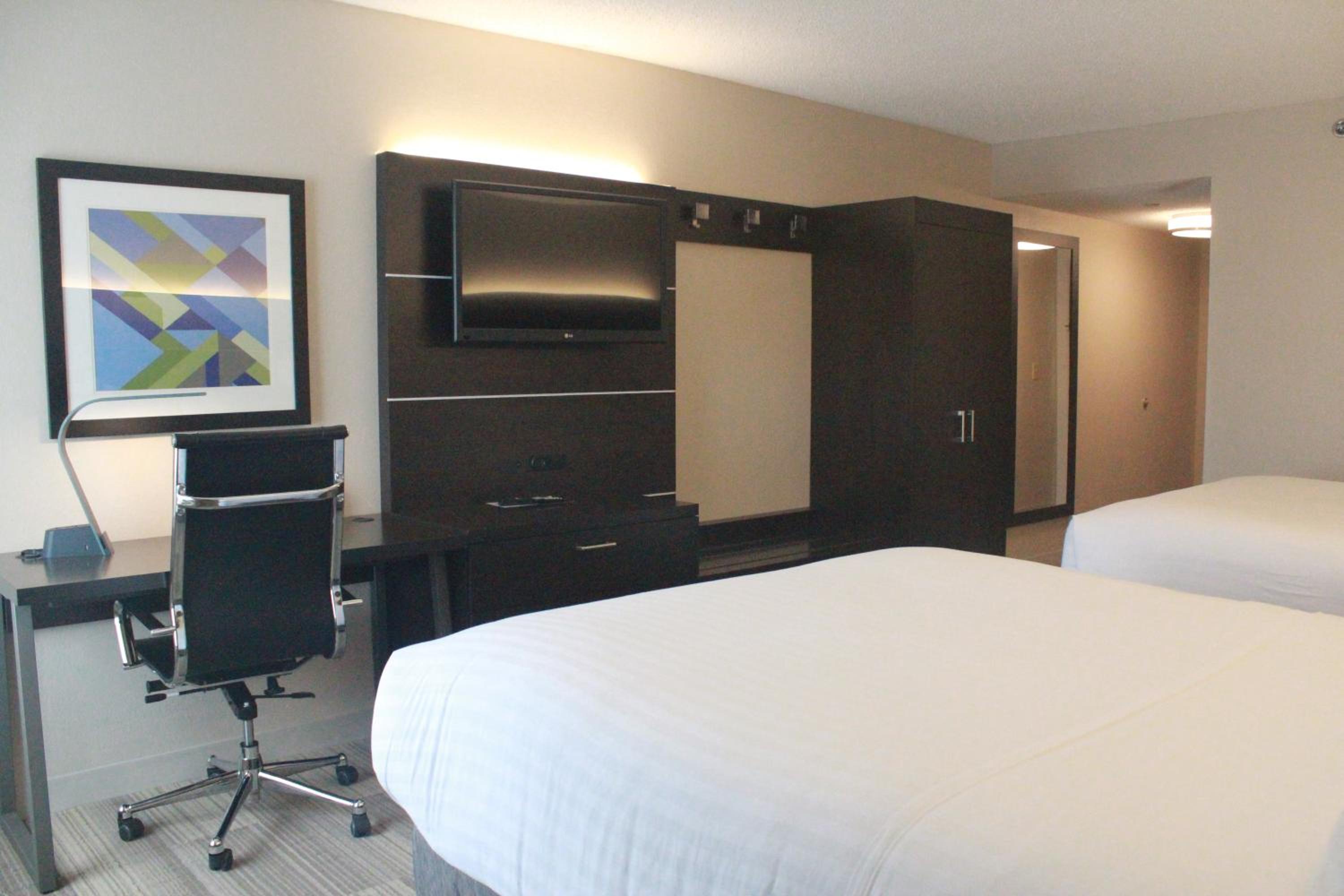 Standard Queen Room with Two Queen Beds - Photo 2