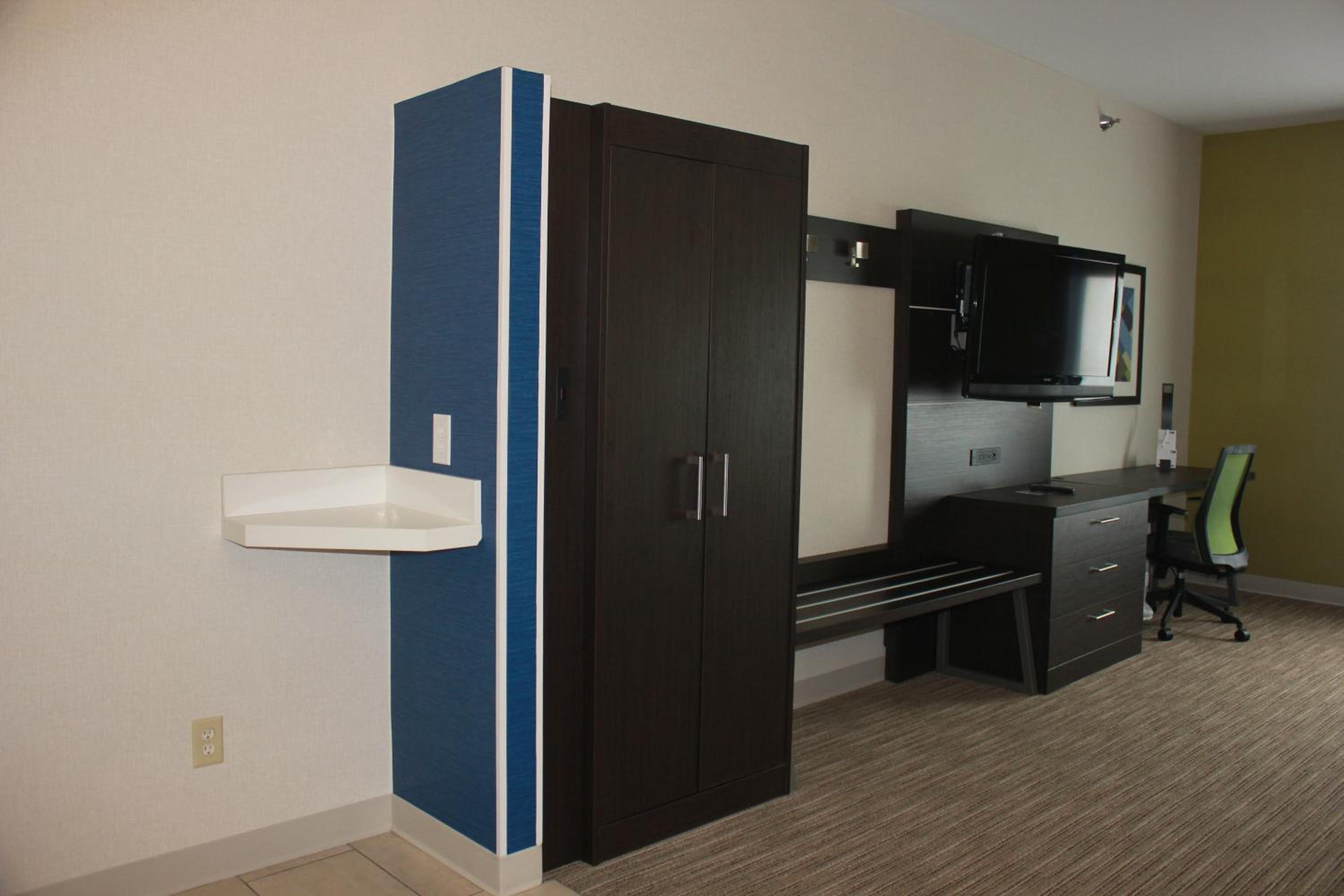 Standard King Room - Photo 5