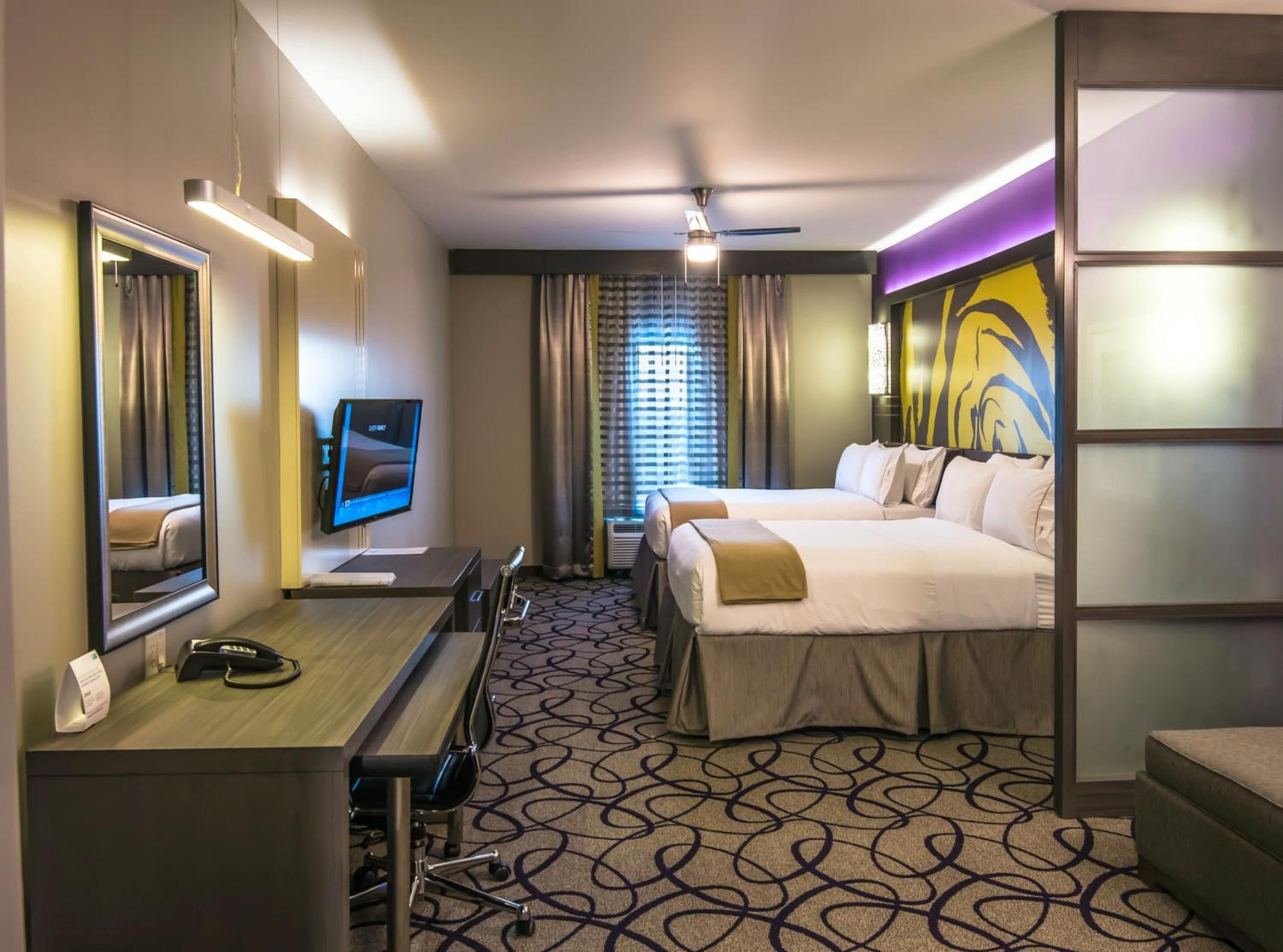 Deluxe Twin Room with Accessible Trans Shower - Non-Smoking photo 1