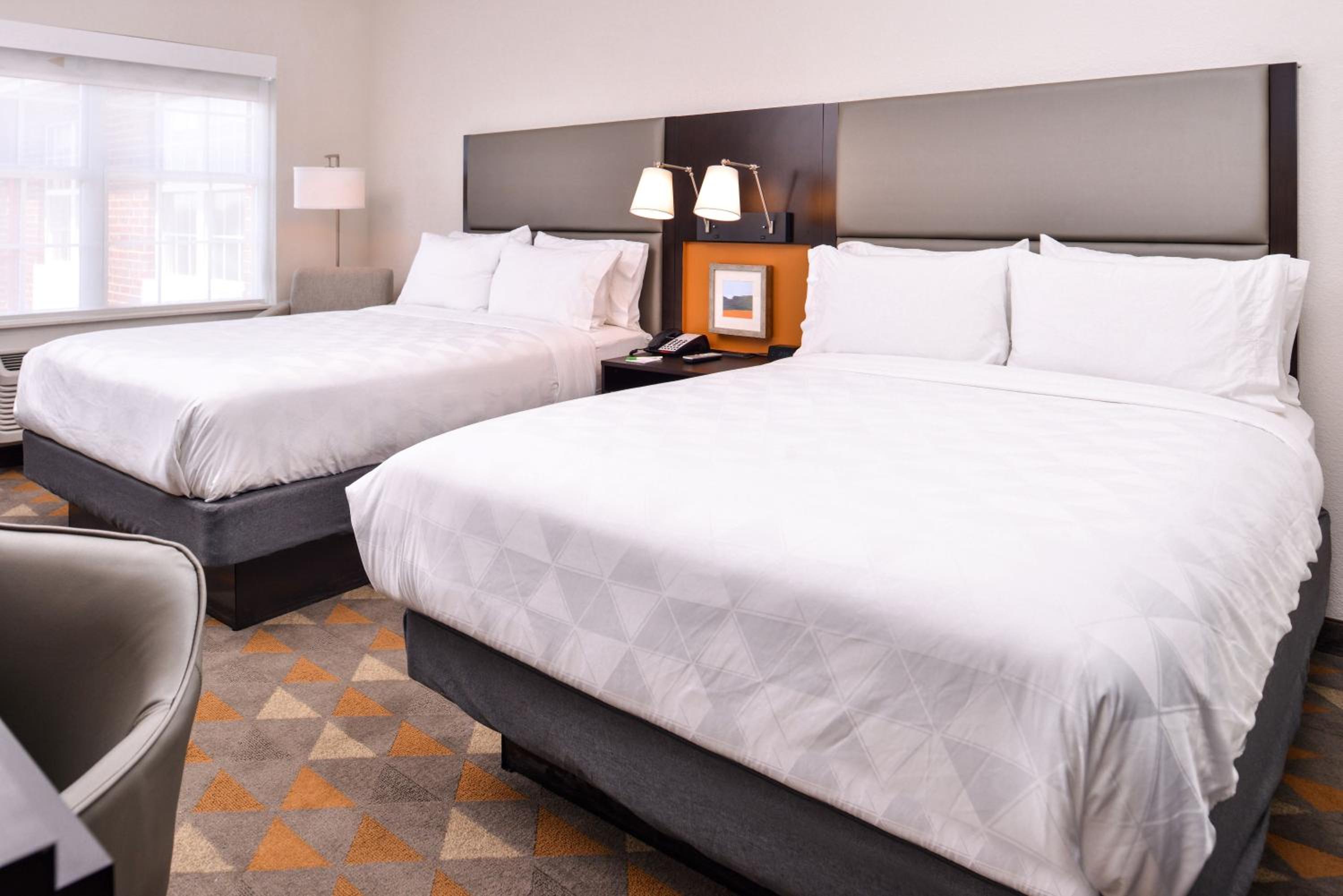 Standard Queen Room with Two Queen Beds - Photo 3