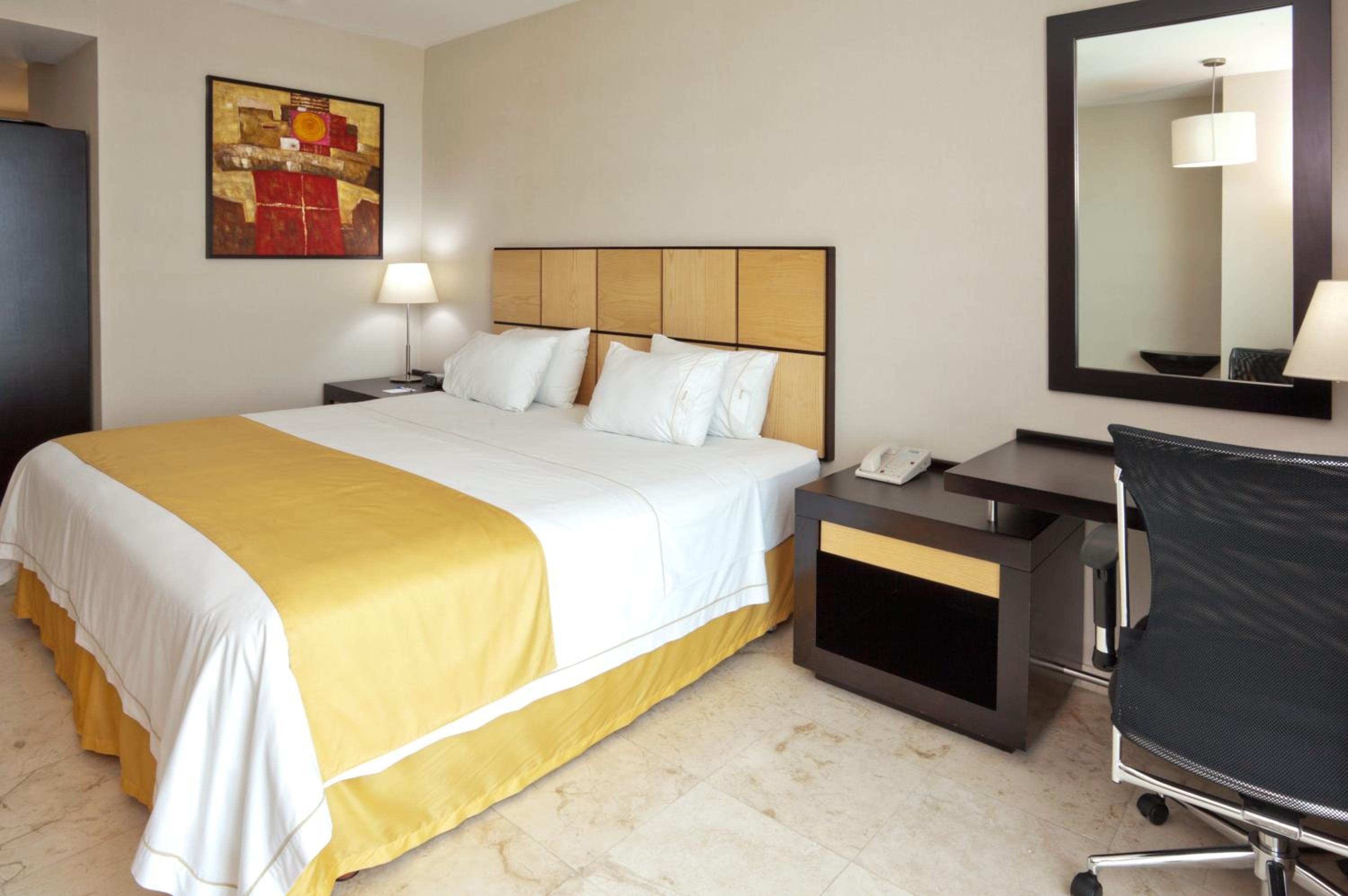Standard King Room - Accessible photo 1