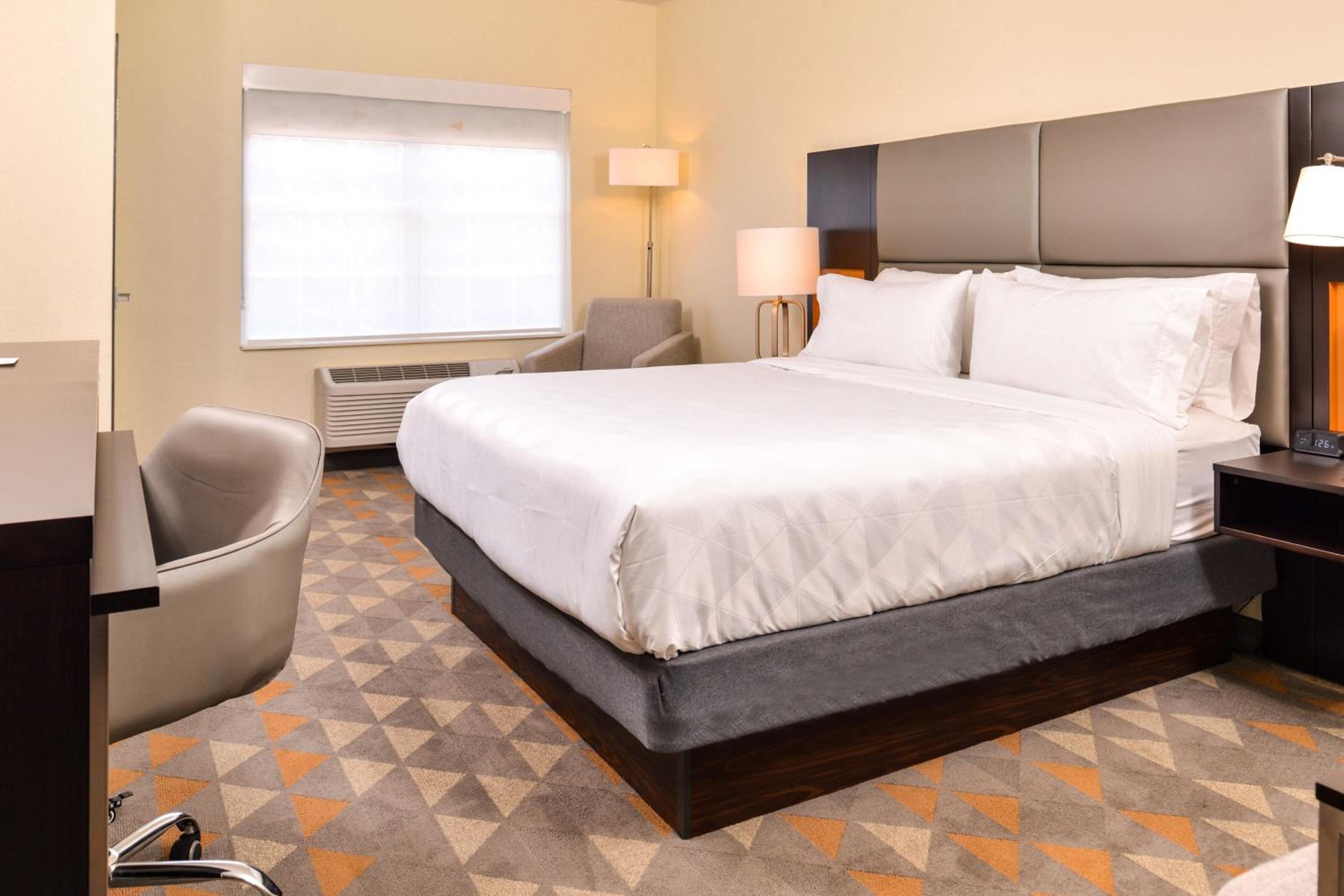Standard King Room - Photo 3