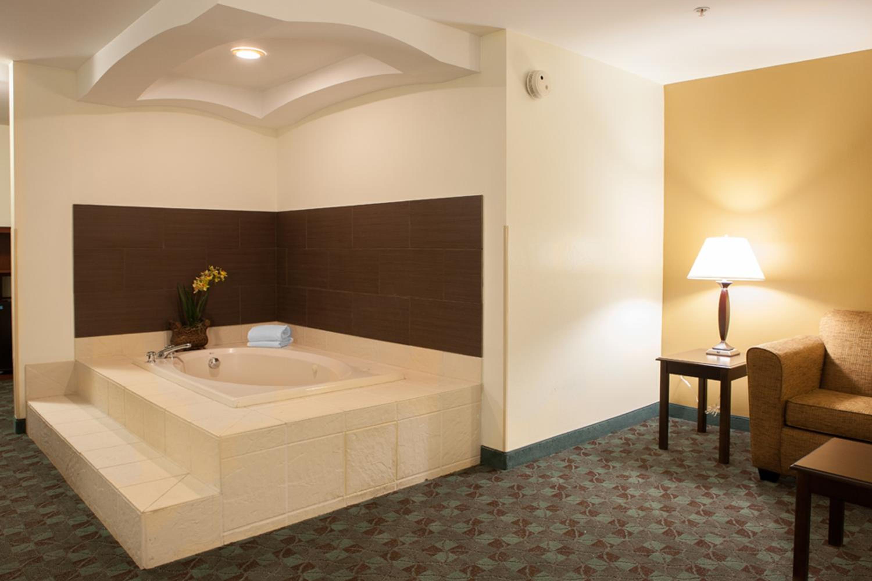 King Room with Jetted Tub - Photo 4