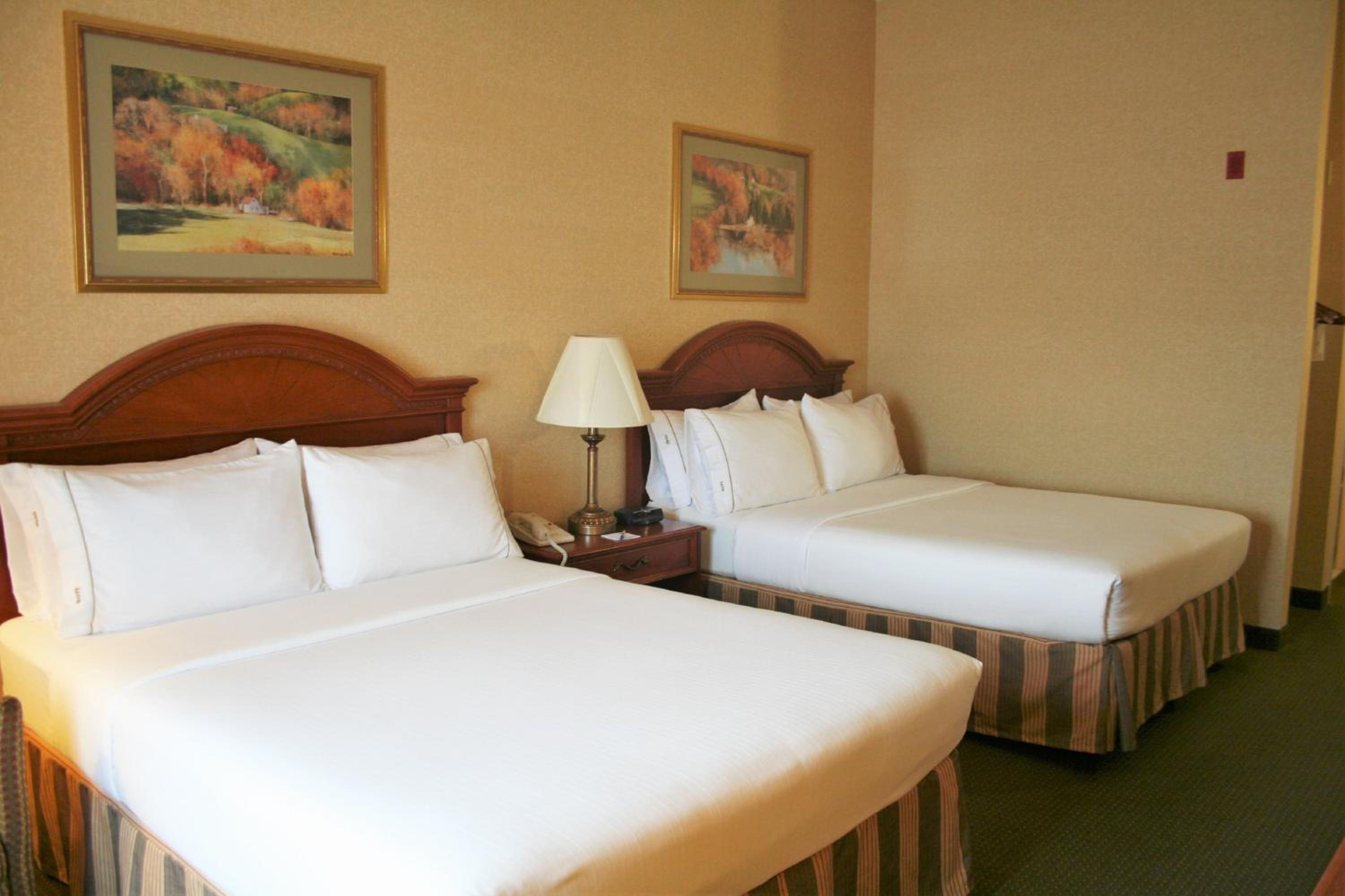 Standard Queen Room with Two Queen Beds - Photo 4