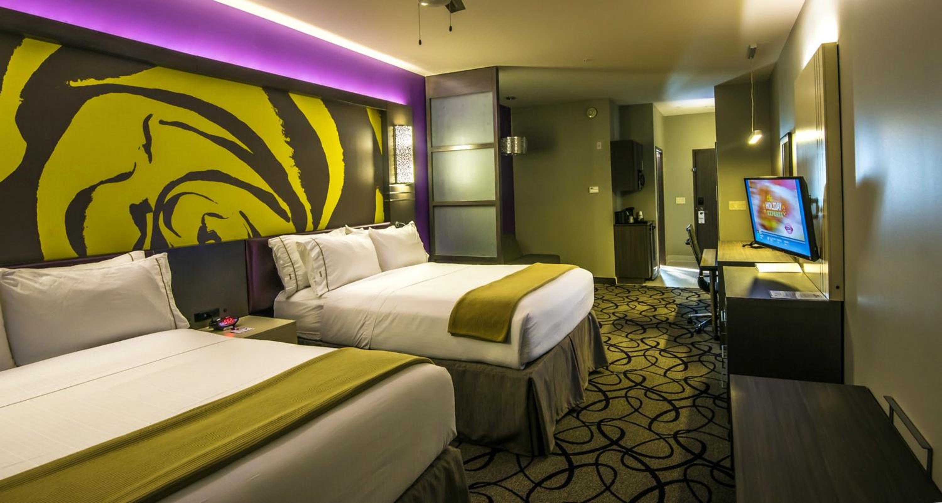 Queen Room with Two Queen Beds - Disability Access with Bath Tub photo 3