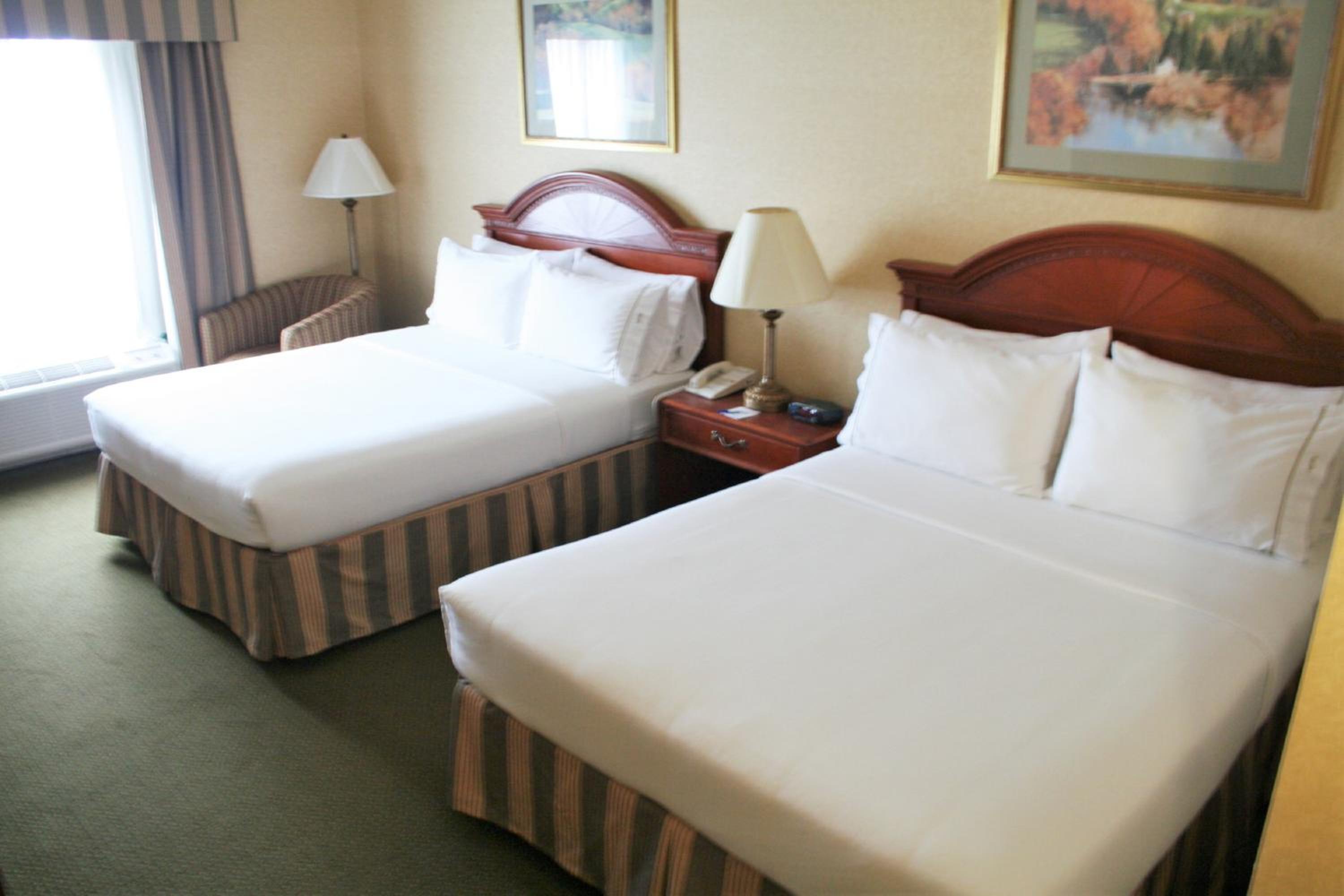 Standard Queen Room with Two Queen Beds - Photo 3