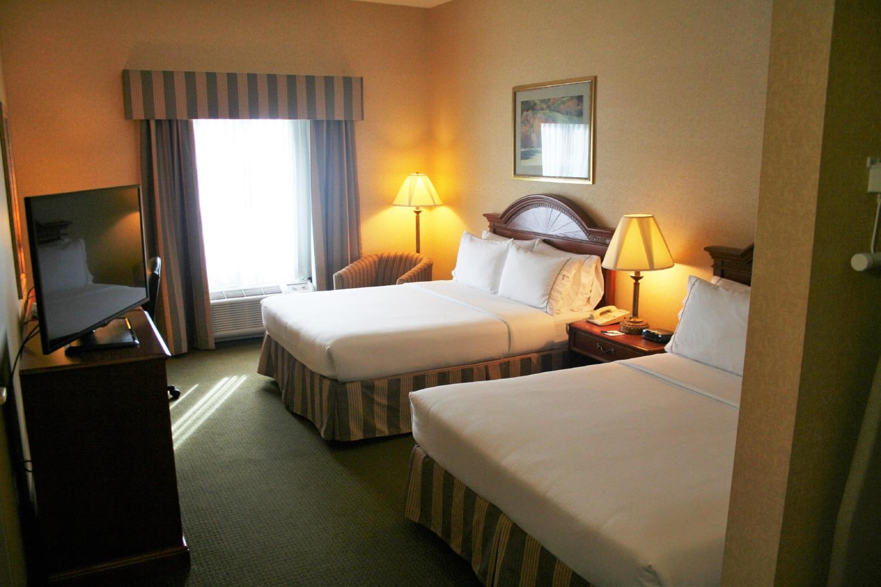 Standard Queen Room with Two Queen Beds - Photo 2