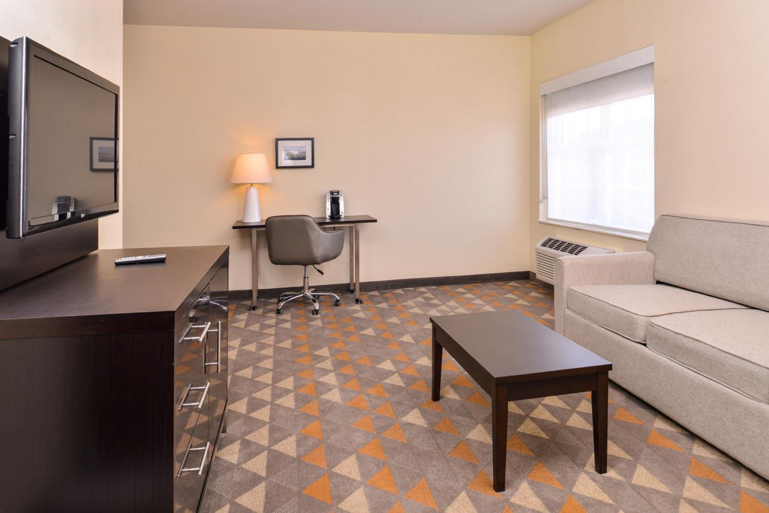 One-Bedroom King Suite - Photo 2