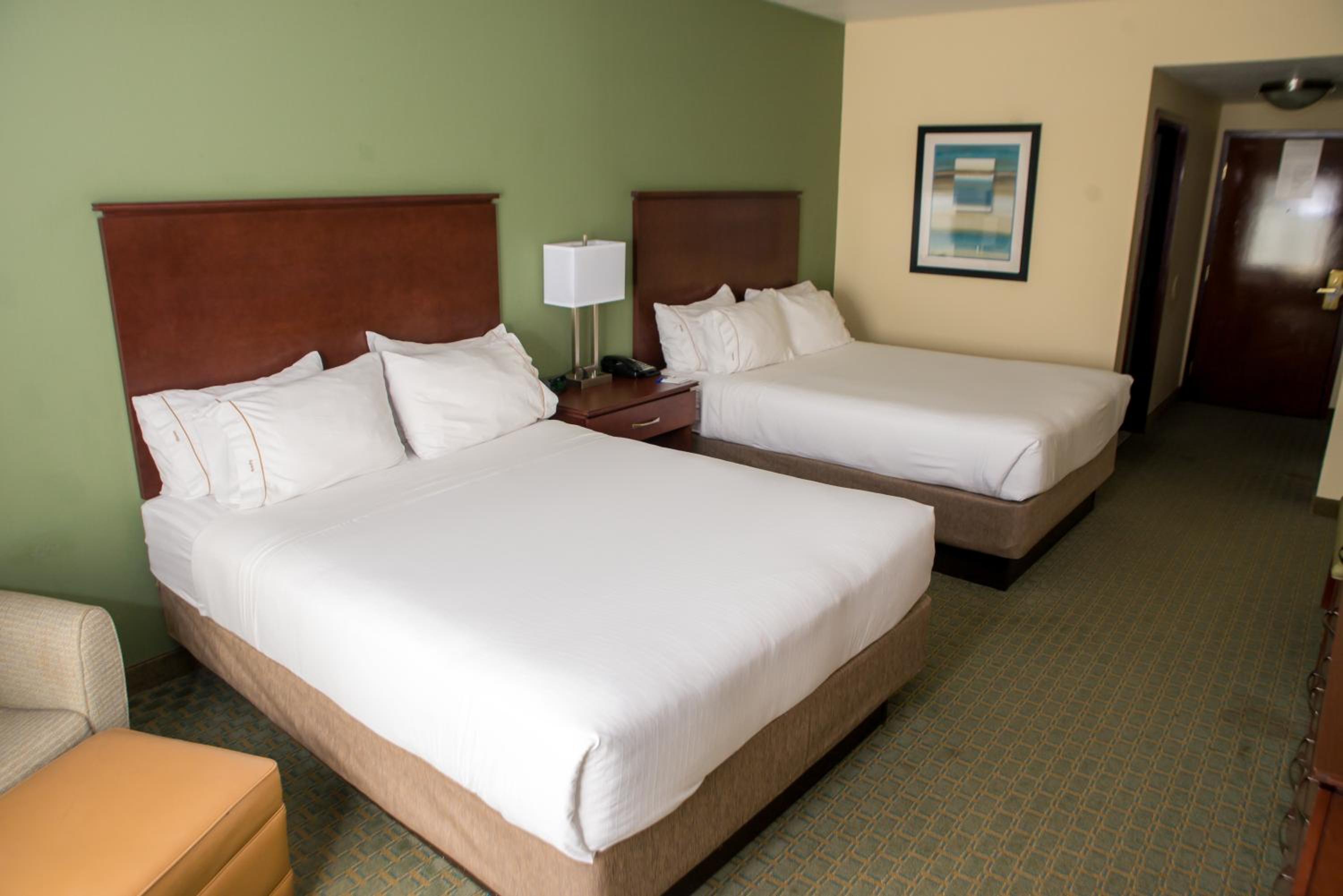 Standard Room with Two Queen Beds - Photo 3