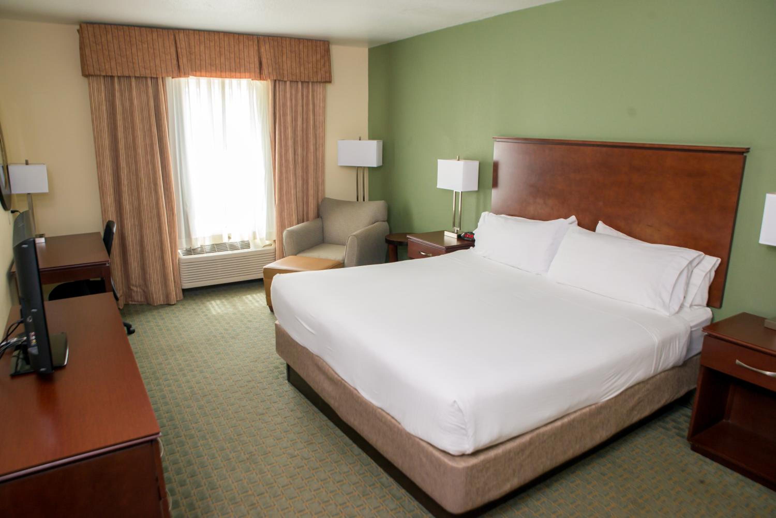 Standard King Room - Photo 6