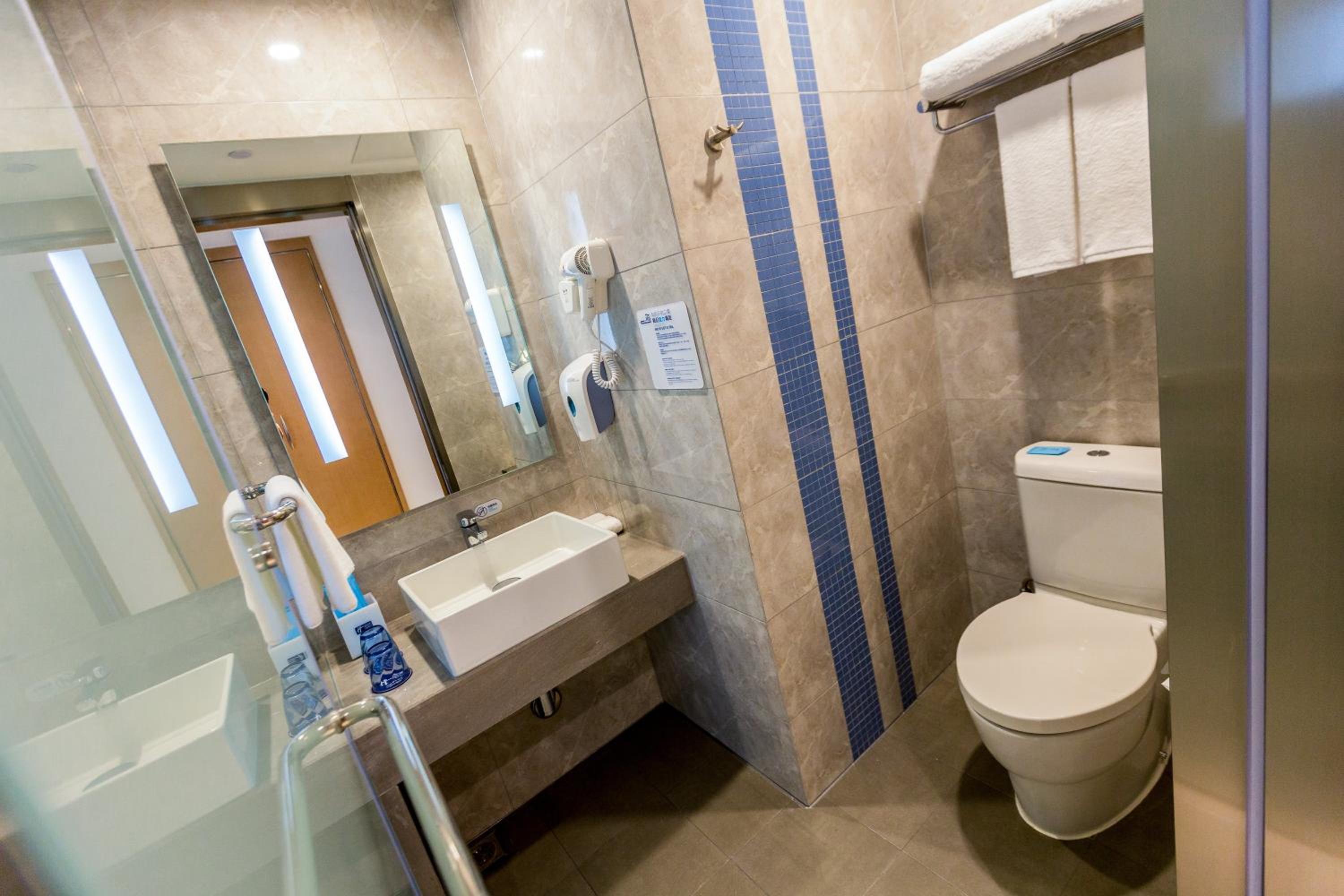 Standard King Room - Disability Access - Photo 2